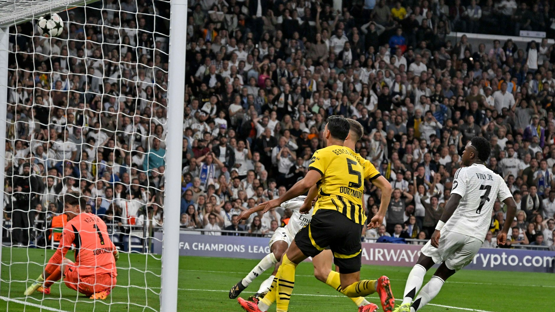 Der Ex-Dortmunder Jude Bellingham (verdeckt) trifft in Diensten von Real Madrid die Latte.