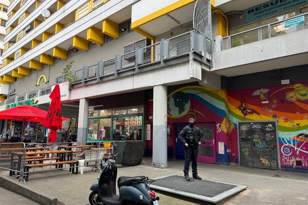 Ein Polizist sichert das Gebäude, in dem ein Polizeieinsatz stattfindet.