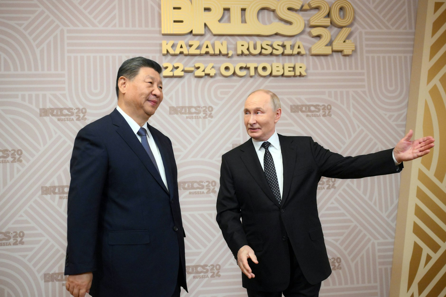 Der Kaiser großmütig, der Zar dankbar: Russlands Präsident Wladimir Putin (r.) mit dem chinesischen Staats- und Parteichef Xi Jinping am ersten Tag des Kasaner Brics-Gipfels