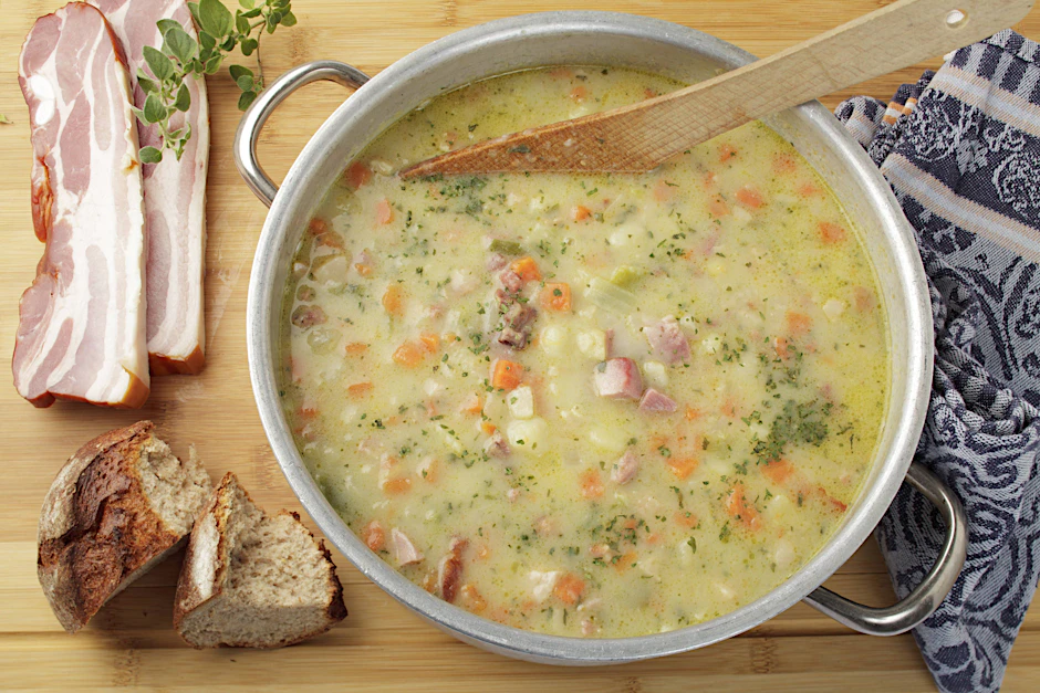 Zottelsuppe ergänzt: Hier wurden zu der Kartoffelsuppe mit Speck noch Möhren gegeben. Und auch ein paar Kartoffelwürfel.