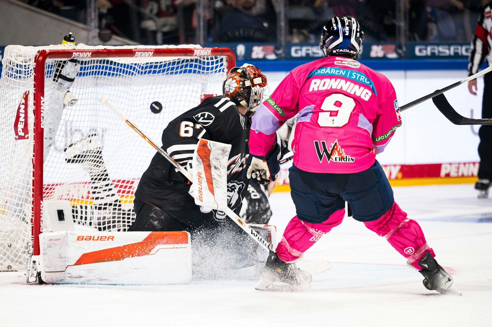 Eisbär Ty Ronning schießt das Tor zum 4:4 gegen Wolfsburg.