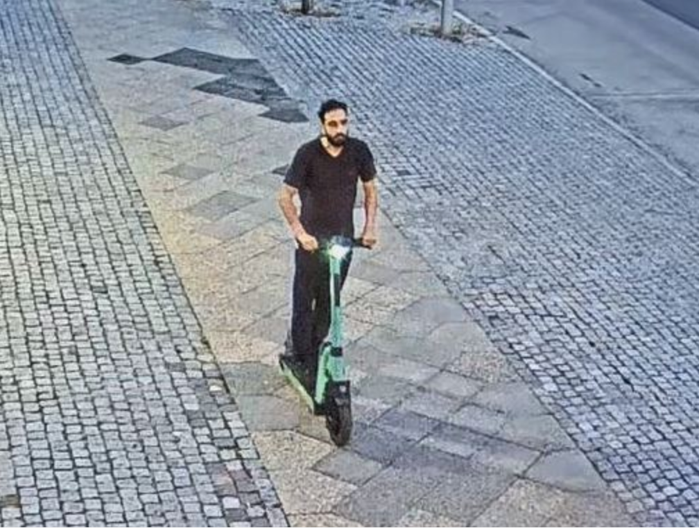 Feuer vor JVA Plötzensee – Polizei sucht nach Scooter-Brandstifter!