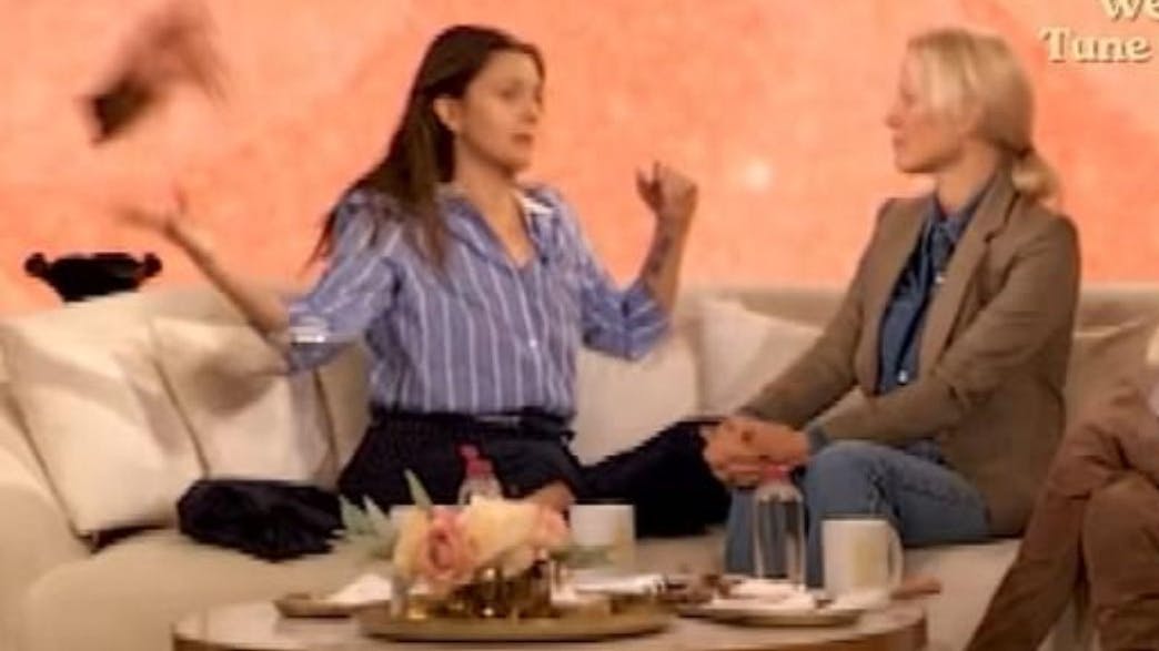 Drew Barrymore reißt live in ihrer Show ihre Extension raus und wirft die Haarteile in hohem Bogen hinter sich. Vor den Augen ihres Gastes Pam Anderson.
