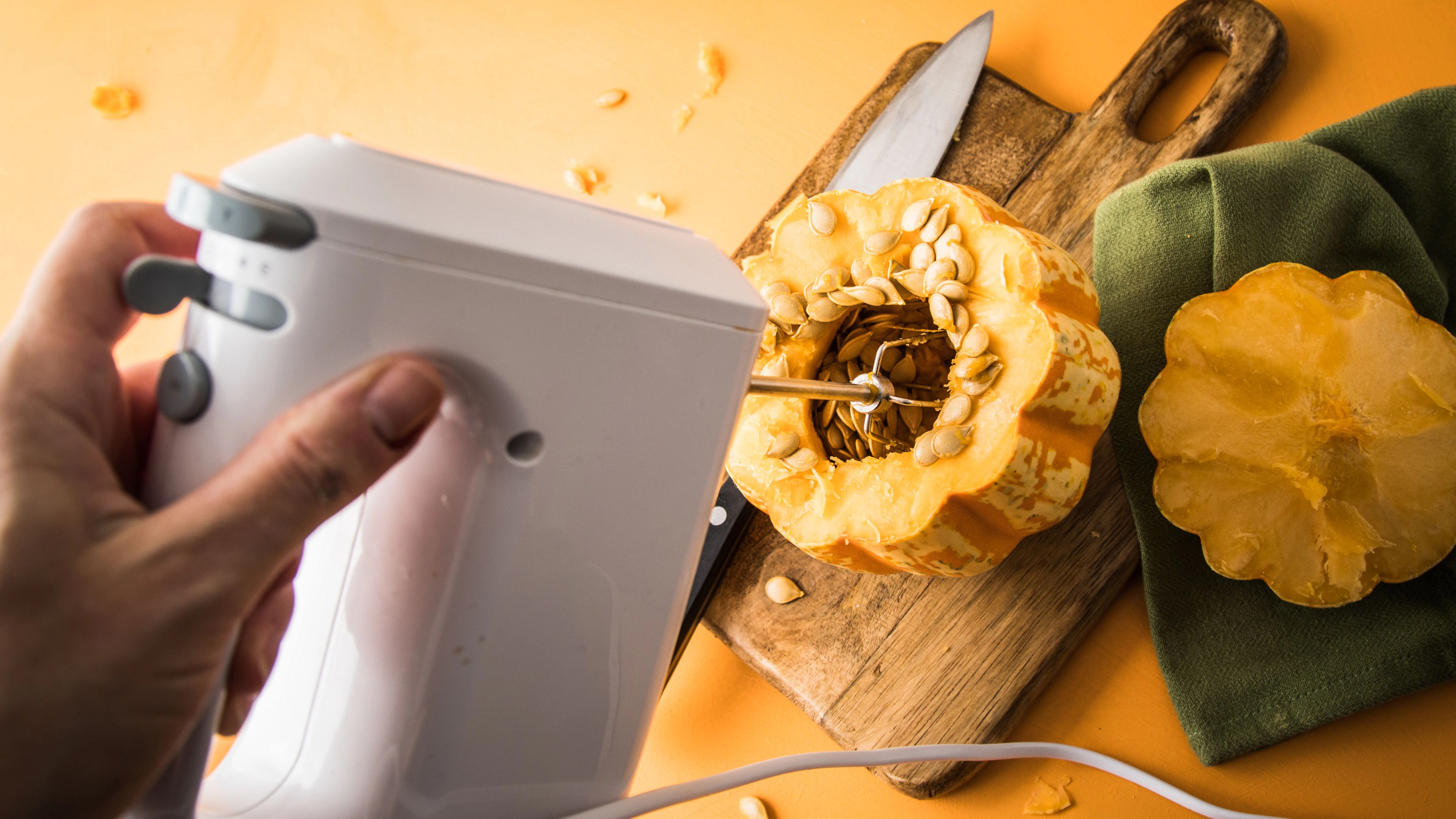 Mit dem Handmixer kann man die Innereien des Kürbisses herausschaben. Das Fruchtfleisch bekommt man aber mit dem Löffel vollständiger raus.