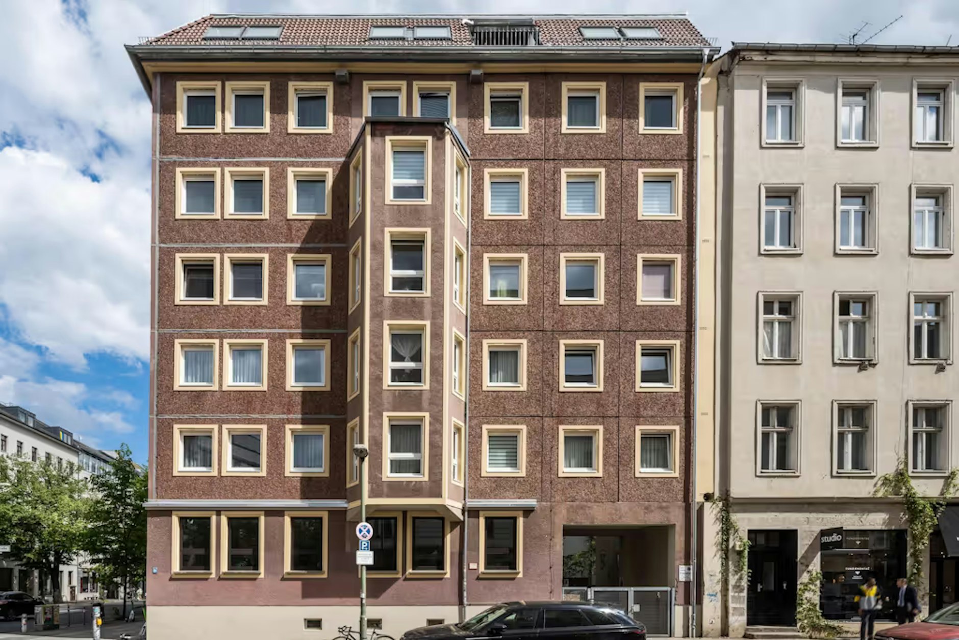 Der Plattenbau in der Torstraße 148–152 gehört zu einem größeren Komplex, der sich bis zur Linienstraße erstreckt. Er ist einer von vielen Plattenbauten, die nun unter Denkmalschutz stehen.