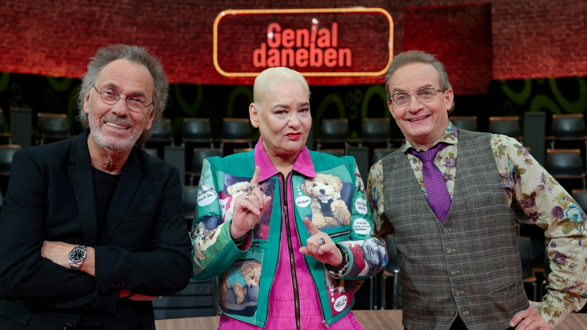 Die Komiker Hugo Egon Balder (l-r), Hella von Sinnen und Wigald Boning in der Kulisse der Kultshow „Genial daneben“.