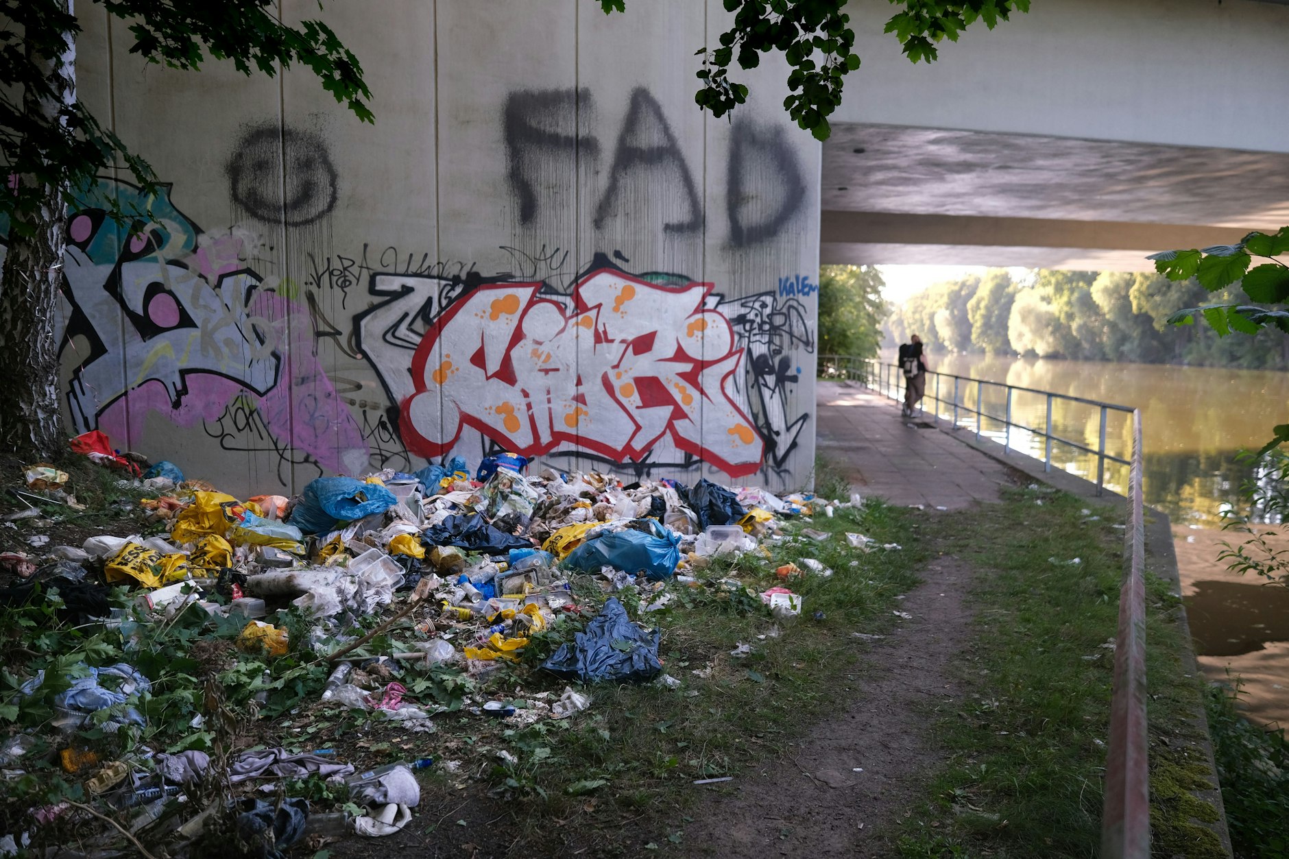 Anwohner beschweren sich über Müll und Drogenszene in der Tegeler Unterkunft.