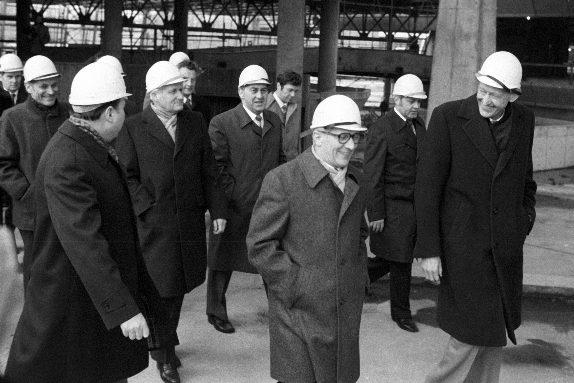 Erich Honecker auf der Baustelle des Sport- und Erholungszentrums (SEZ) in Berlin: Die Denkmalbehörde lehnte es ab, diesen DDR-Bau unter Schutz zu stellen. Nun droht der Abriss.