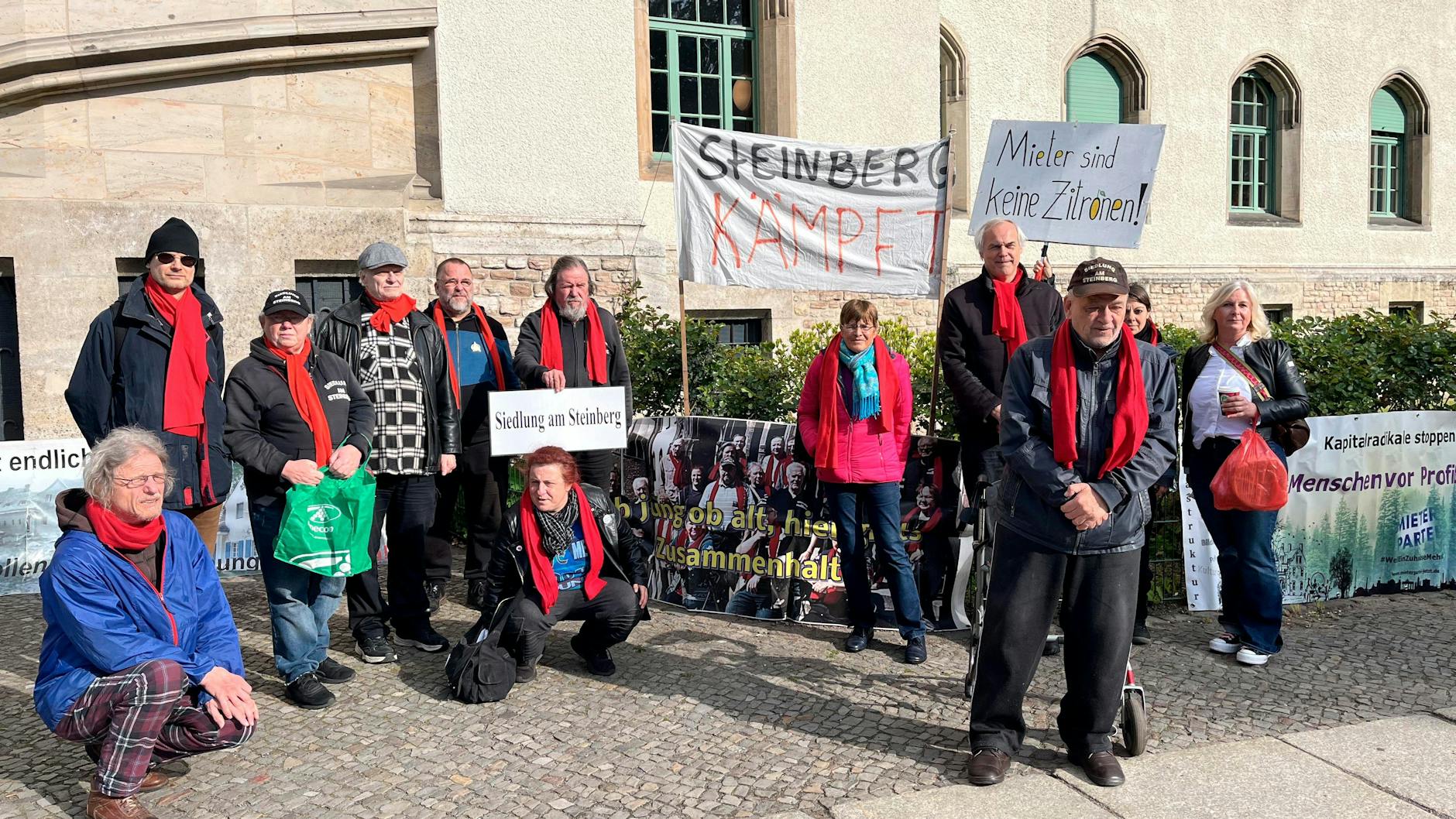 Die Nachbarn protestierten im April vor dem Amtsgericht Wedding, wo das Räumungsurteil gegen Manfred Moslehner gefällt wurde.