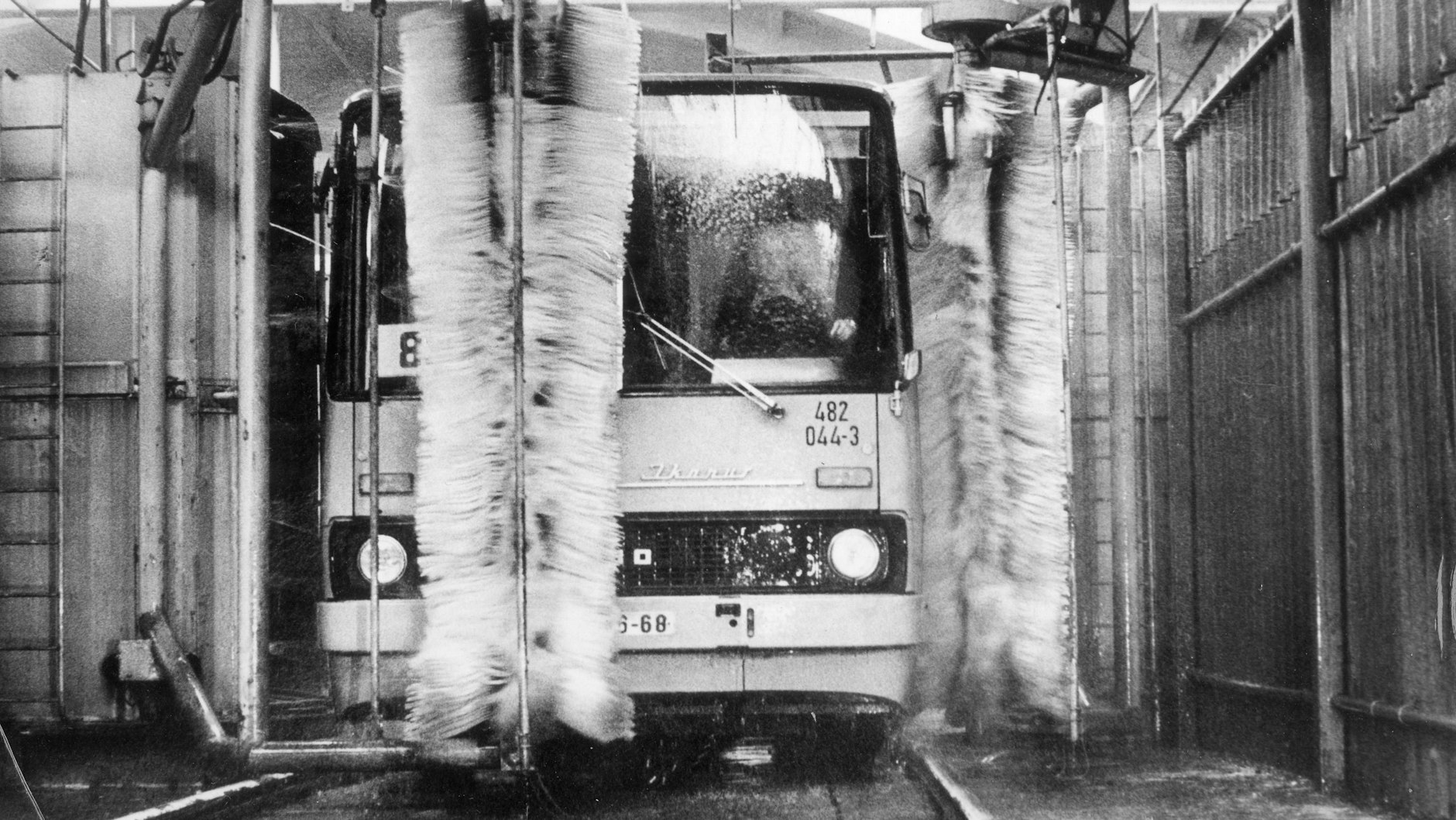 Ein Ikarus-Bus fährt zu DDR-Zeiten durch eine Waschanlage in Dresden.