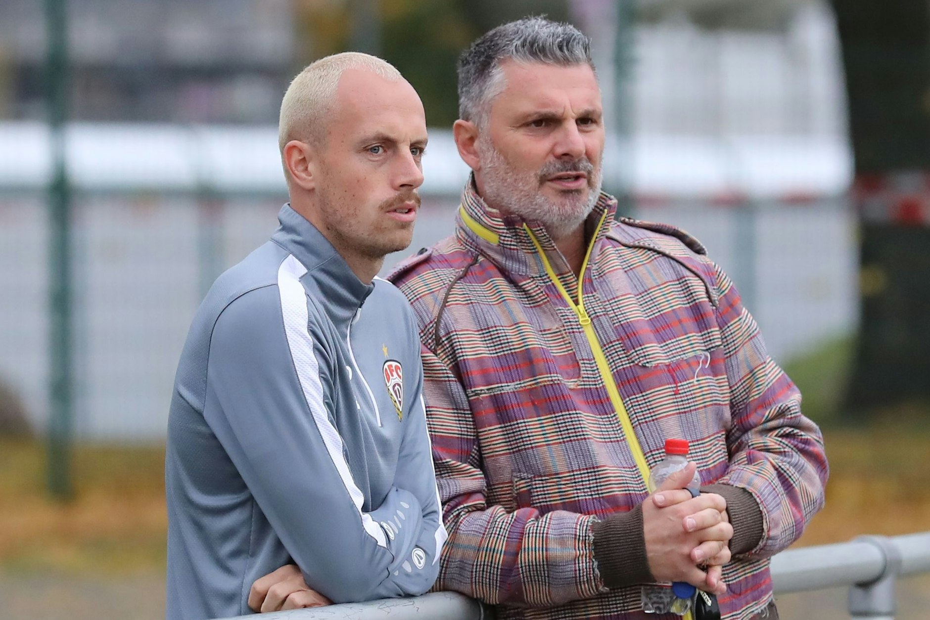 Während die Kollegen vom BFC Dynamo trainieren, kann Steffen Eder (l.) an der Seite von Sportchef Angelo Vier nur zuschauen.