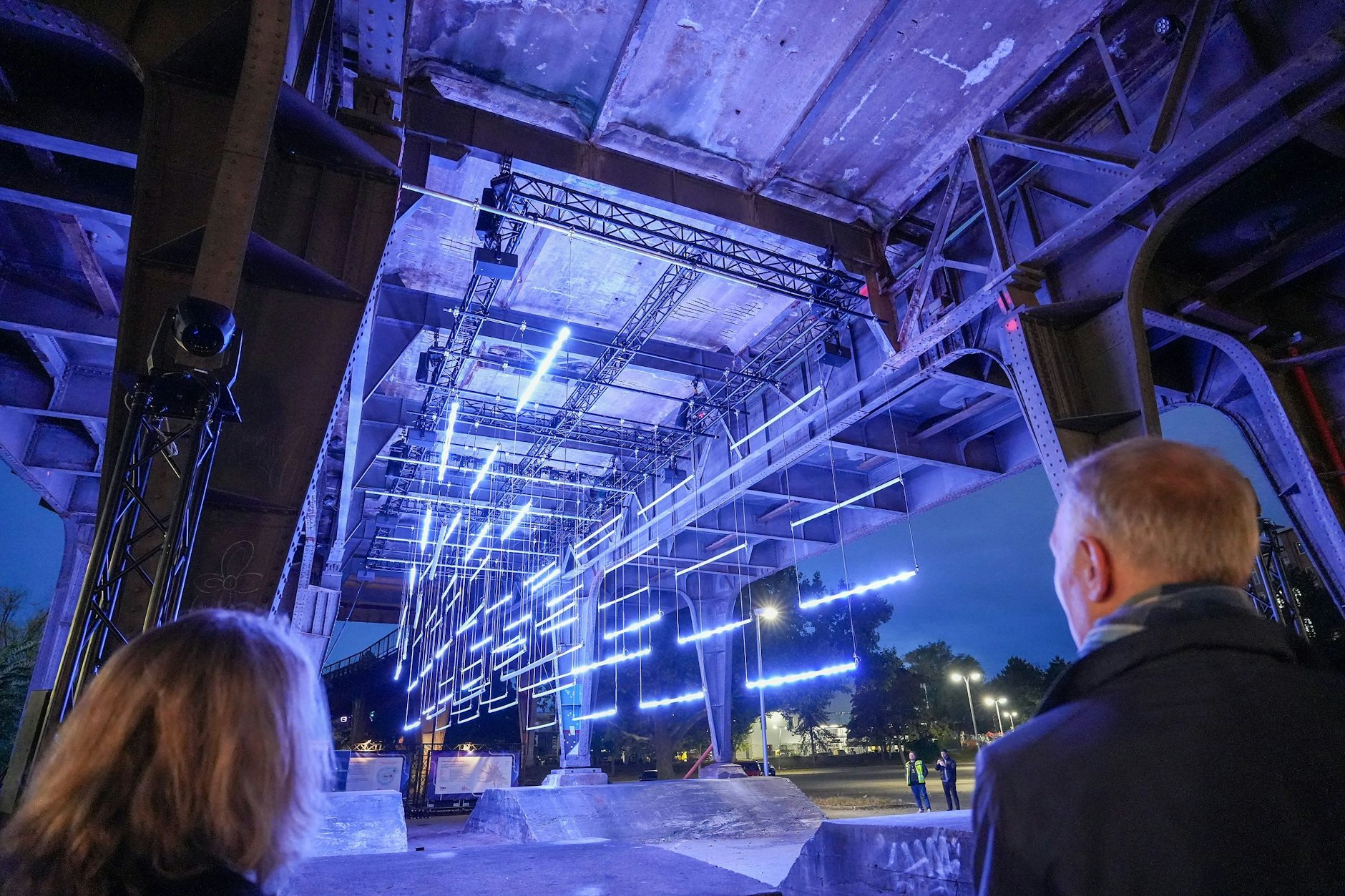 Beim Festival of Light 2024 erstrahlt das Viadukt der Siemensbahn im Bezirk Spandau blau. Die S-Bahn-Strecke zwischen Jungfernheide und Gartenfeld soll 2029 wieder in Betrieb gehen.