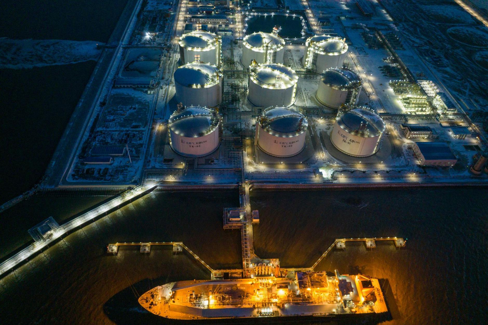 Diese Luftaufnahme zeigt ein LNG-Schiff beim Entladen am Tianjin LNG Terminal in China.