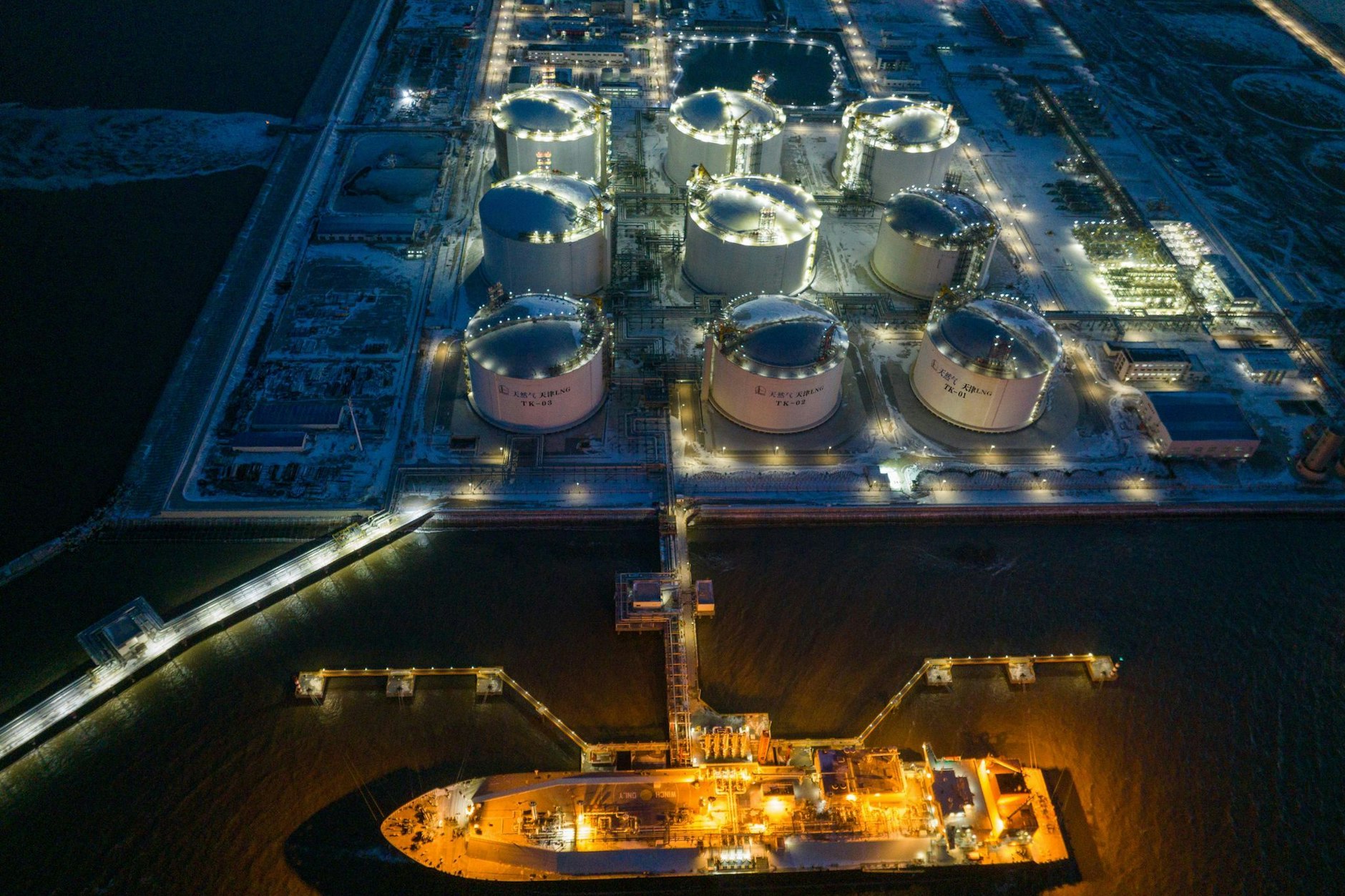Diese Luftaufnahme zeigt ein LNG-Schiff beim Entladen am Tianjin LNG Terminal in China.