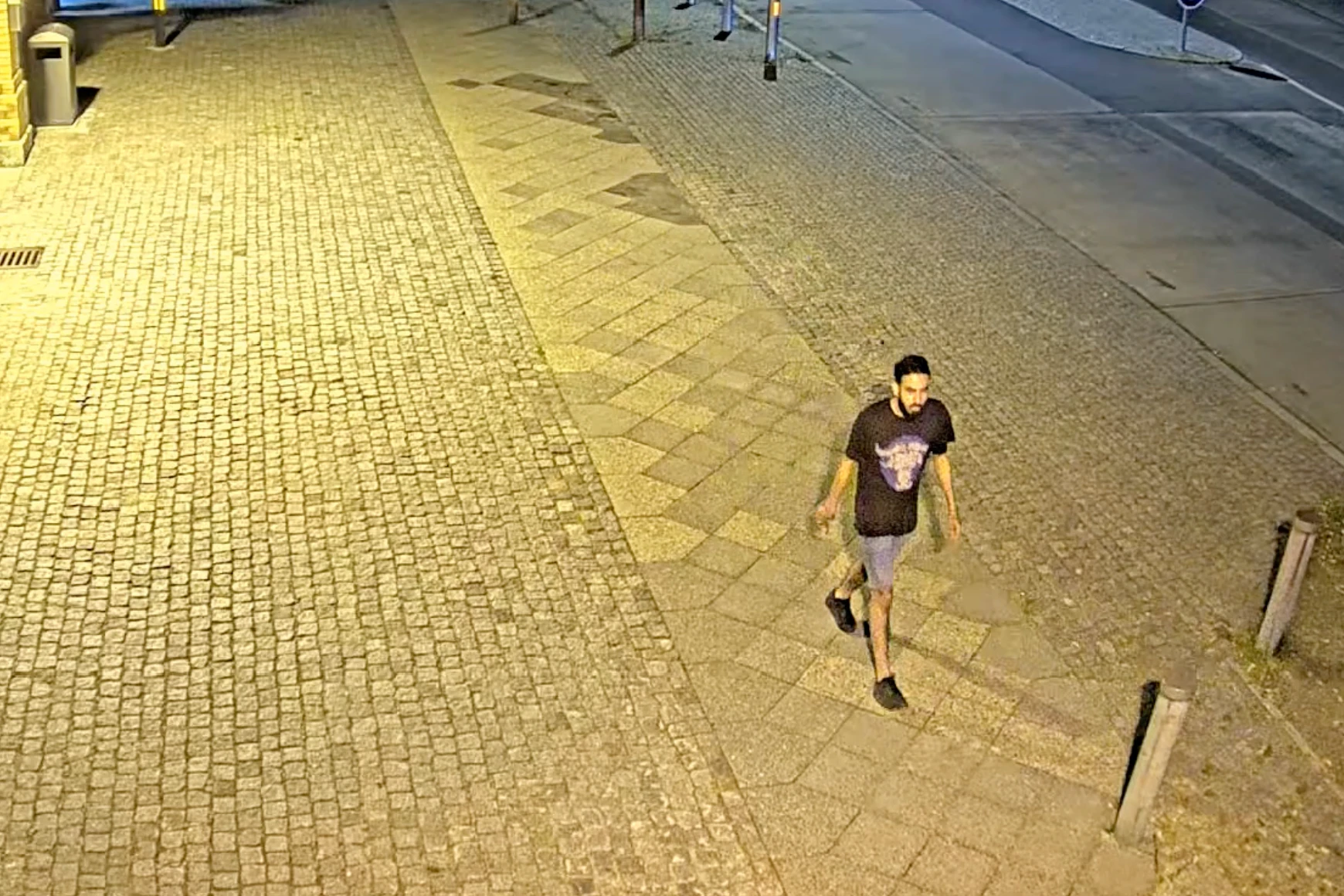 Dieses Video wurde am 7. Juni von einer Bewachungskamera aufgenommen, und zeigt den mutmaßlichen Täter.