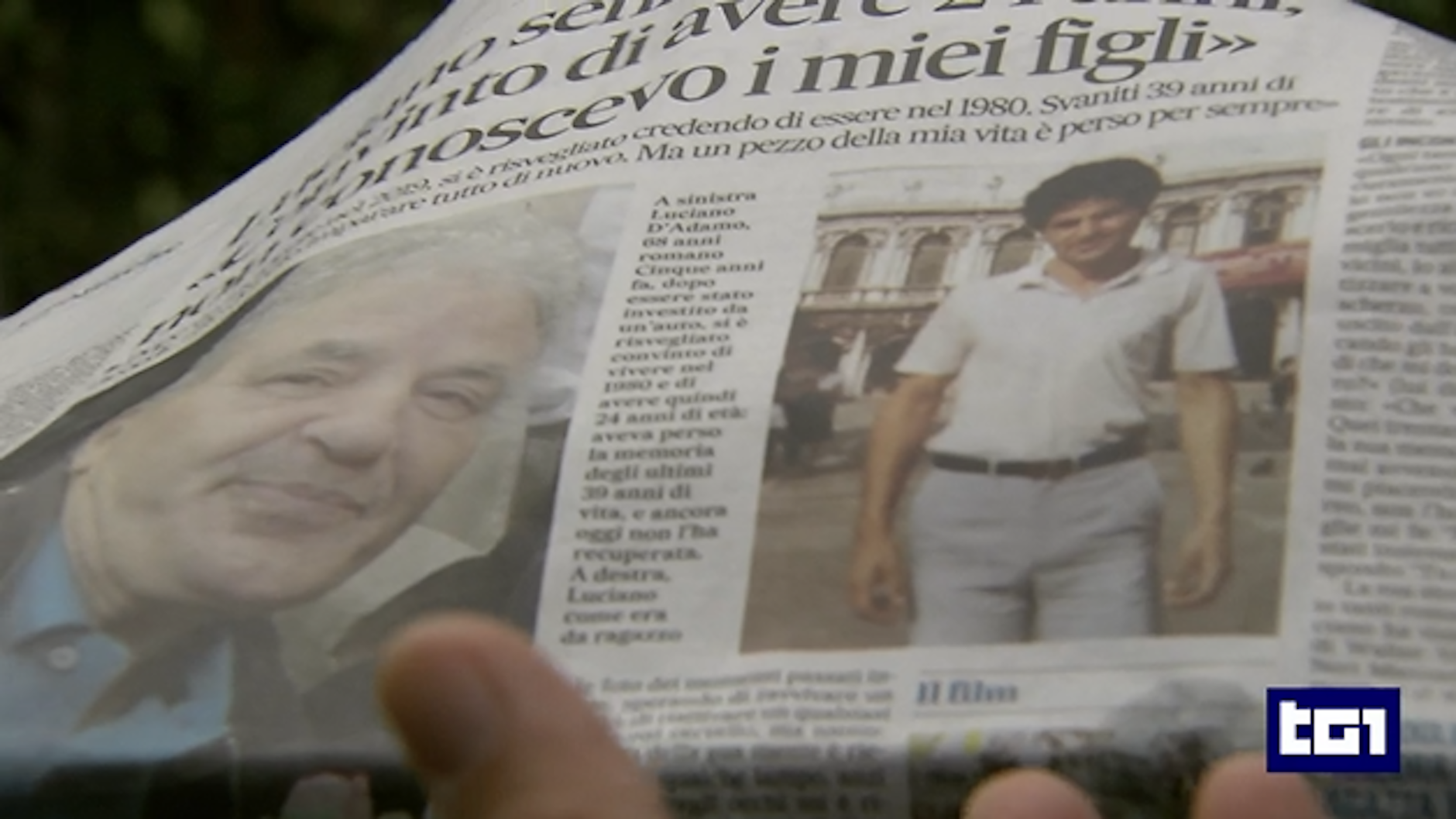 Luciano d'Adamo zeigt im RAI-Interview den Artikel über sich in der Zeitung „Il Messaggero“, wo er auch als junger Mann zu sehen ist.