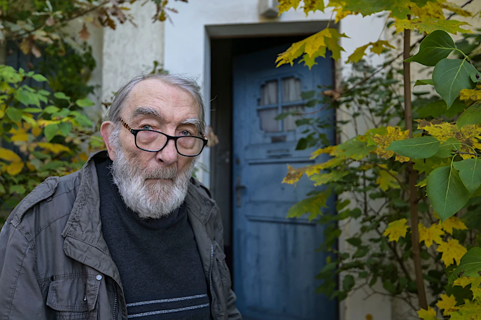 Manfred Moslehner in der Tür seines Elternhauses: Seit seiner Geburt lebt er dort. Doch ein Investor wollte ihn aus seinem Zuhause vertreiben.