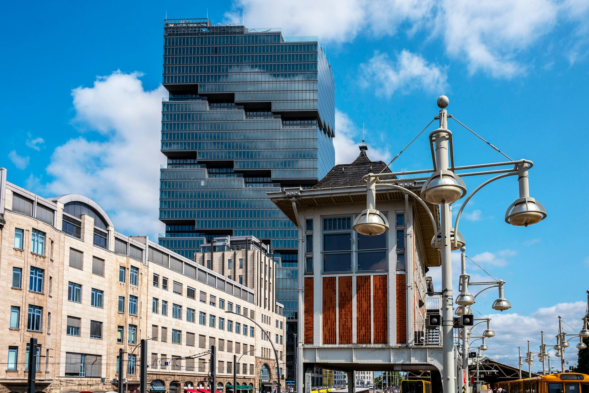 Neben dem Amazon-Tower in Friedrichshain soll ein weiteres Hochhaus entstehen. Zwischen Berliner Senat und dem Bezirk gibt es deswegen Streit.