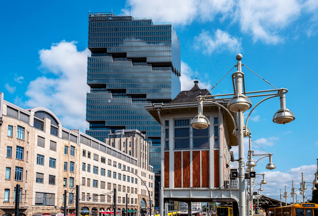 Luxus statt Kiez? Hochhaus-Zoff in Friedrichshain –Senat entmachtet Bezirk