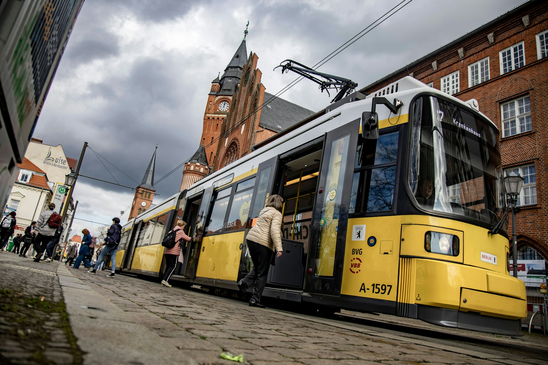 Von Mittwoch an bis zum 4. November werden die Linienführungen der Straßenbahnen von der BVG durch die Bahnhofstraße Köpenick verändert. (Symbolfoto)