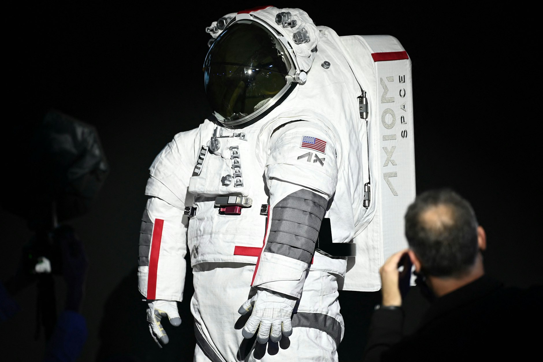 Die neuen Anzüge ähneln denen, mit denen die Nasa früher ihre Astronauten auf den Mond brachte – nun mit roten Streifen, dem Markenzeichen von Prada.