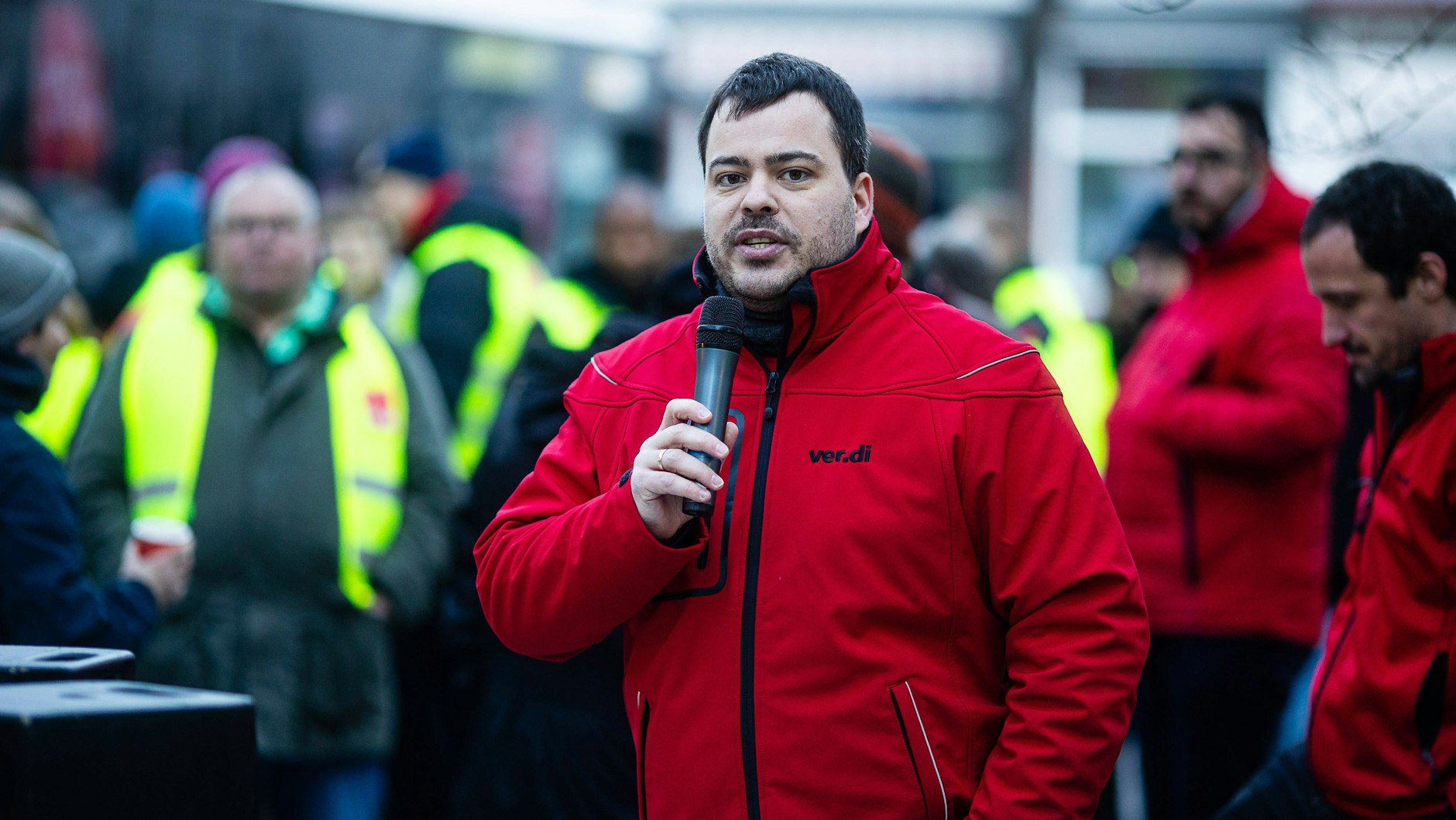 Jeremy Arndt, Sekretär der Gewerkschaft Verdi, während eines Warnstreiks bei der BVG Anfang 2024.