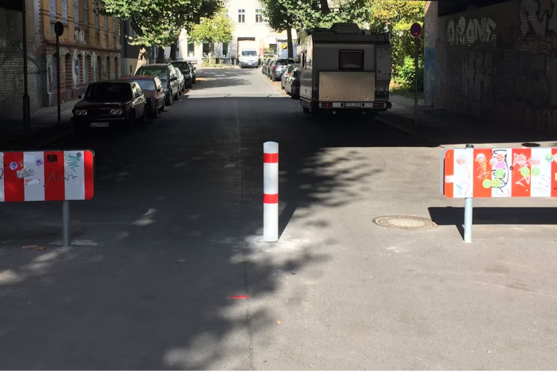 Um diesen Poller in der Stadthausstraße in Berlin-Lichtenberg gibt es Streit. Jetzt wurde hier auch die Feuerwehr ausgebremst und musste rückwärtsfahren.