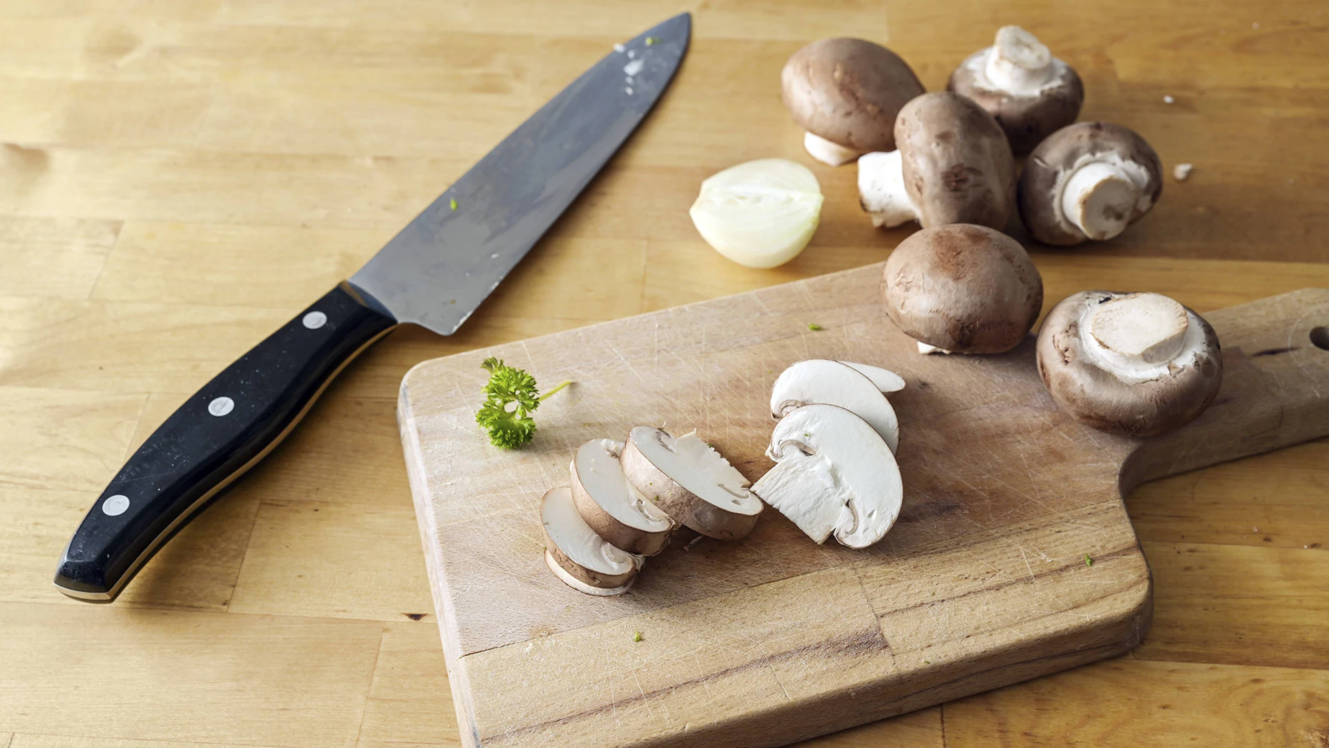 Für das Putenschnitzel-Rezept sind frische Pilze vorgesehen. Sie können aber auch Champignons aus dem Glas nehmen – die aber gut abtropfen lassen.