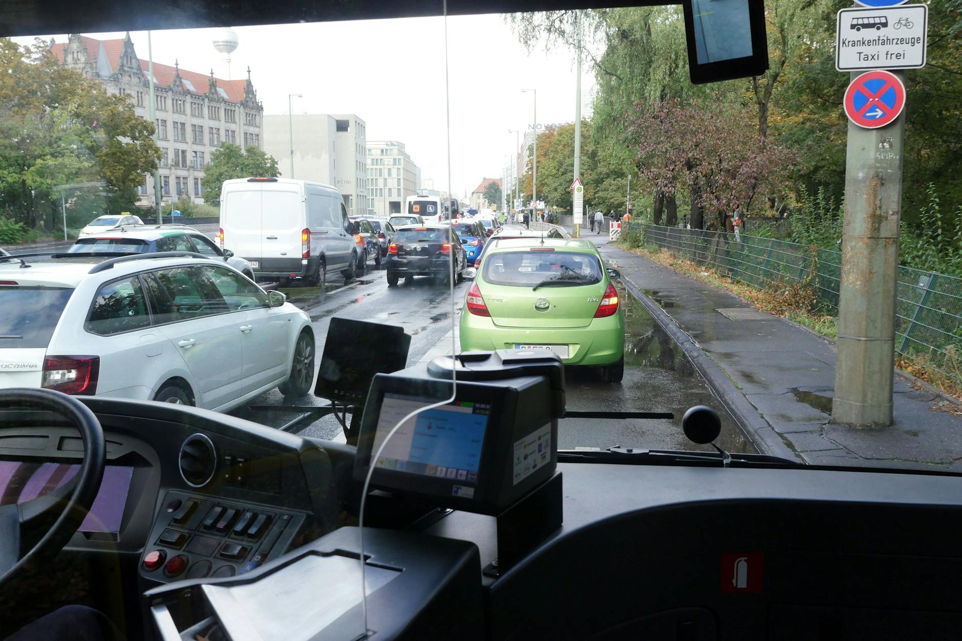 Auch der ständig zugestaute Mühlendamm würde innerhalb der City-Maut-Zone liegen.