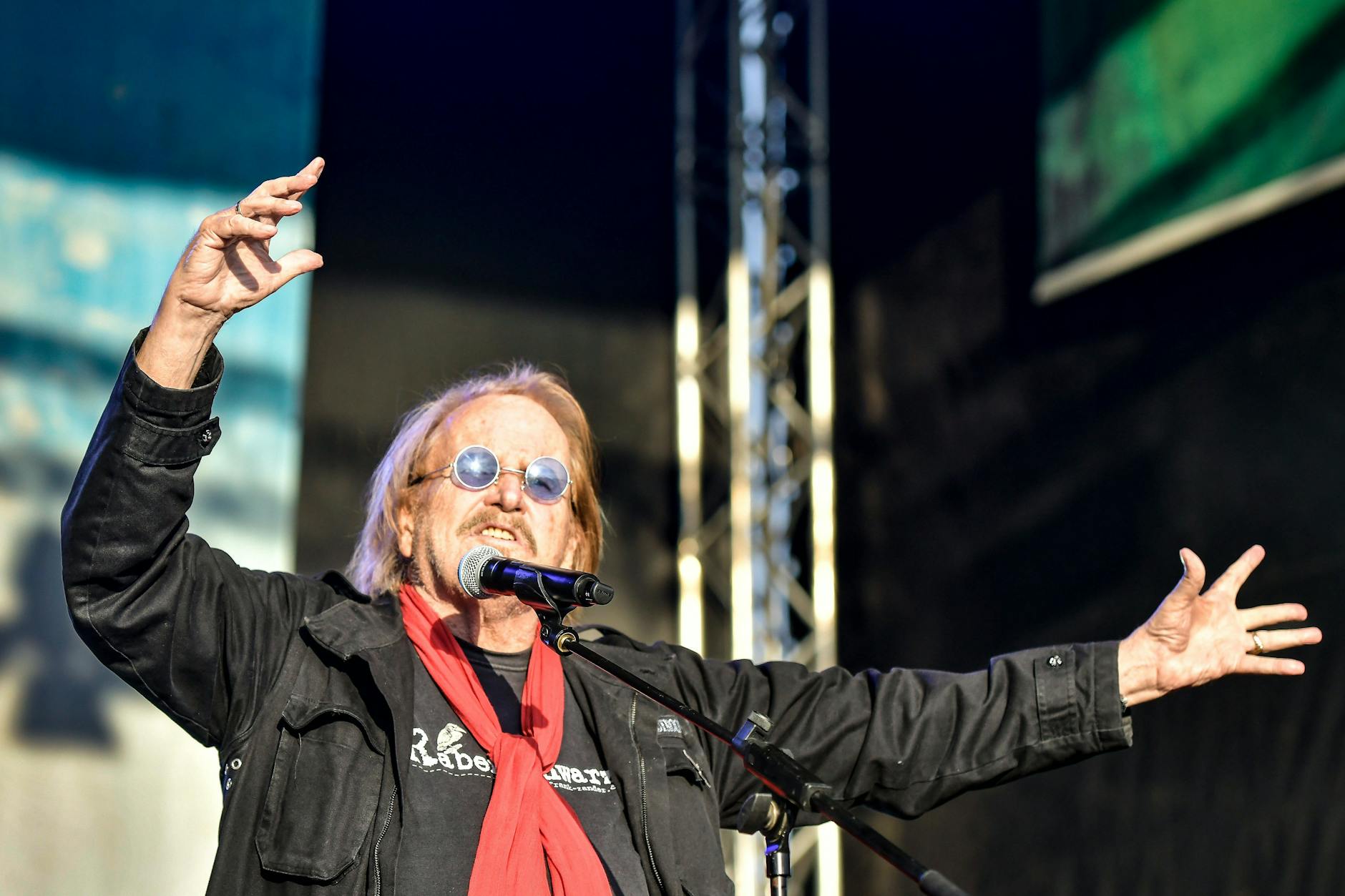 Der Berliner Kultstar Frank Zander auf der Bühne (Archivbild). Wieder unterstützt der Sänger Bedürftige.