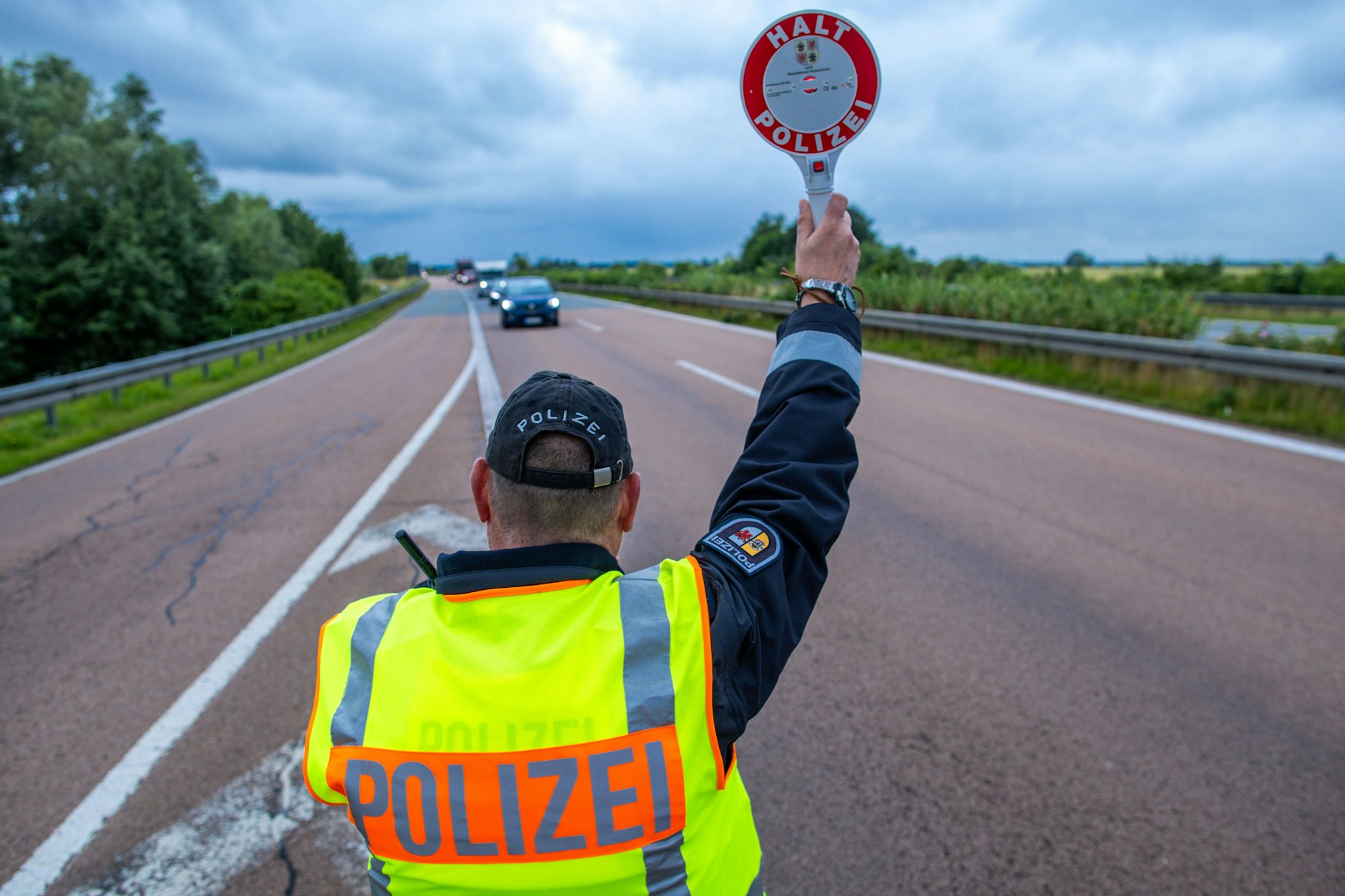 Winkt die Polizei raus, bekommt so mancher Autofahrer Panik. Gut, wenn man weiß, wie man sich richtig verhält und welche Rechte man hat.