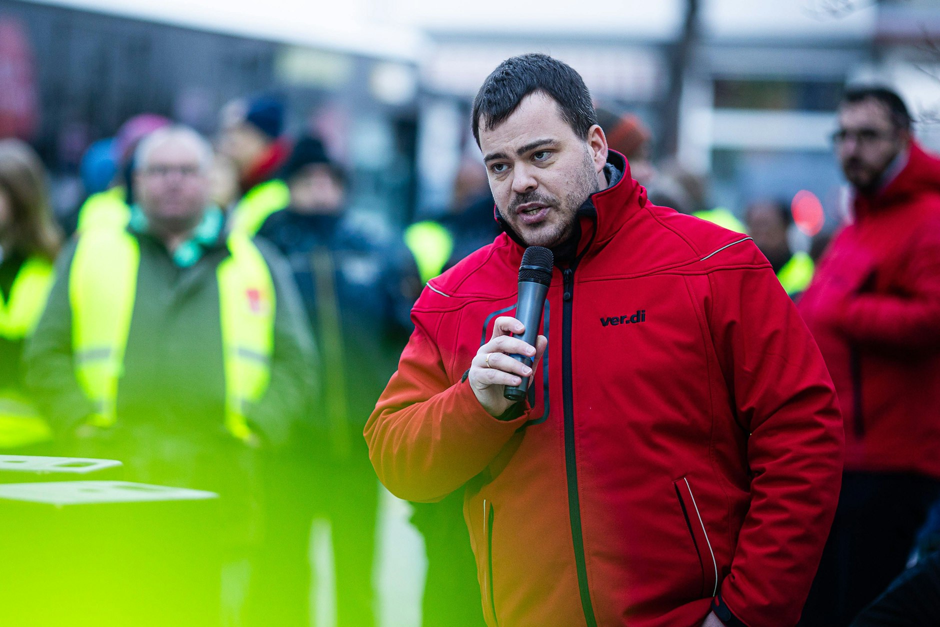 „Die Kolleginnen und Kollegen bei der BVG haben eine extrem hohe Erwartungshaltung“, sagt Jeremy Arndt. Er ist Sekretär der Gewerkschaft Verdi und hat schon einige Arbeitskämpfe geleitet. 