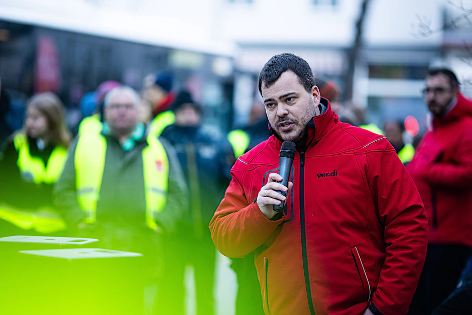 „Die Kolleginnen und Kollegen bei der BVG haben eine extrem hohe Erwartungshaltung“, sagt Jeremy Arndt. Er ist Sekretär der Gewerkschaft Verdi und hat schon einige Arbeitskämpfe geleitet. 