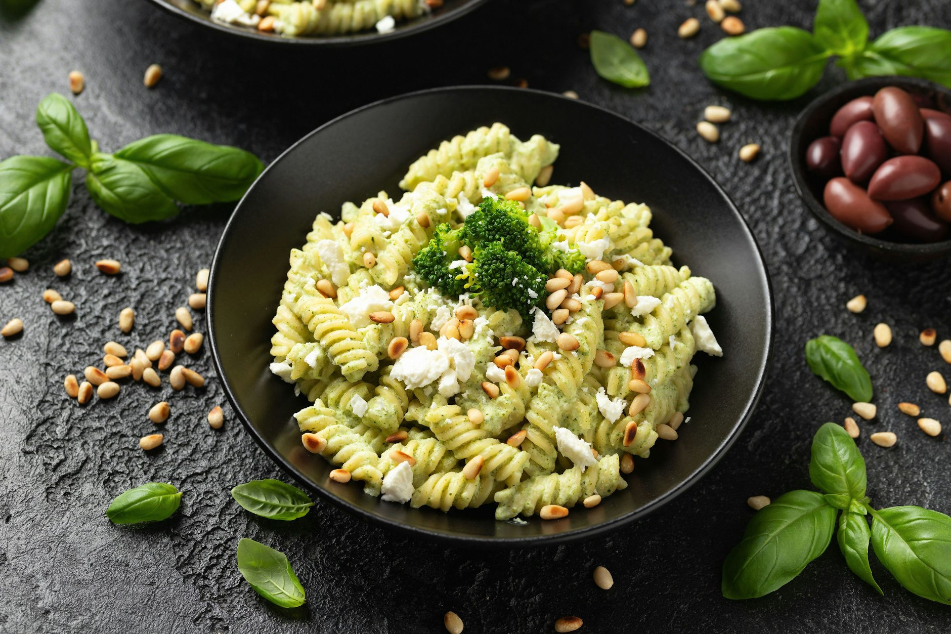 Am besten passen Spiralnudeln zum Pasta-Gericht mit Brokkoli, Feta und Pinienkernen. Sie verbinden sich besonders gut mit der Sauce.