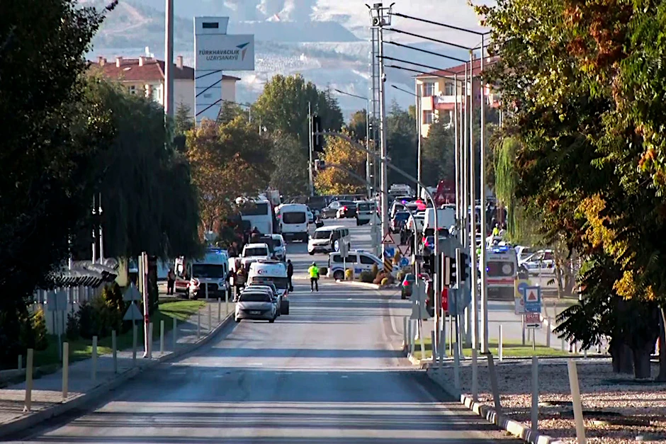Rettungskräfte vor dem Gelände des türkischen Rüstungskonzerns: Bei einem Terroranschlag soll es Tote und Verletzte gegeben haben.