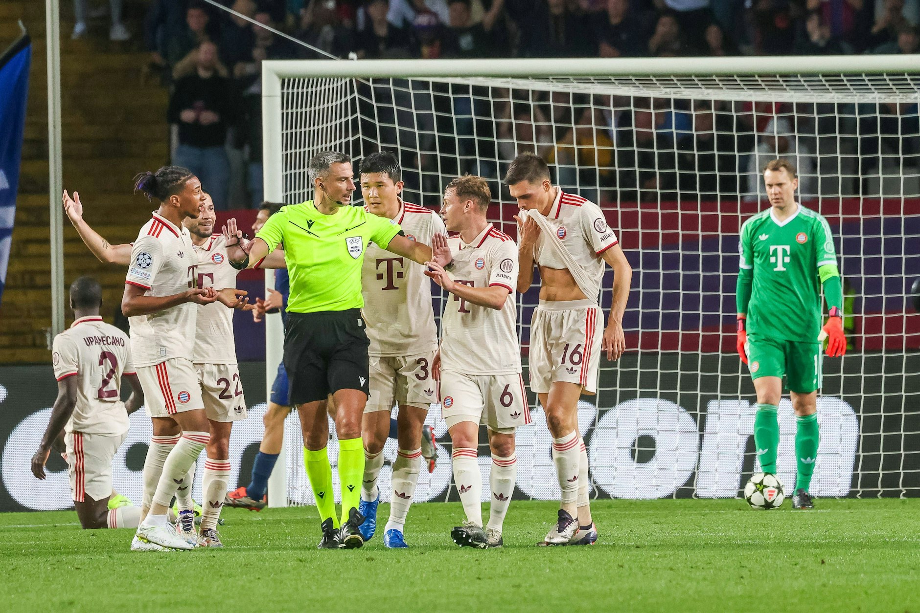 Auch Meckern änderte nichts. Nach dem 3:1 für Barcelona hatten die Bayern Gesprächsbedarf mit Schiedsrichter Slavko Vincic (Slowenien).