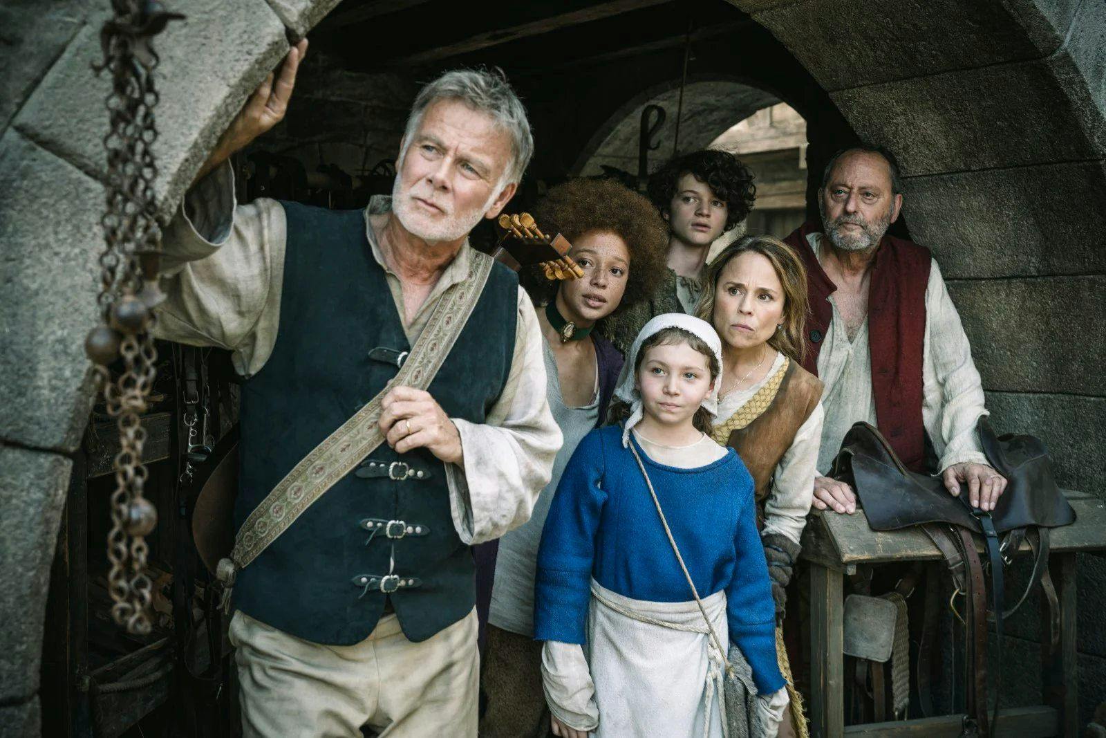 Szene aus dem neuen Netflix-Spielfilm „Die Werwölfe von Düsterwald“ mit Jean Reno (rechts)