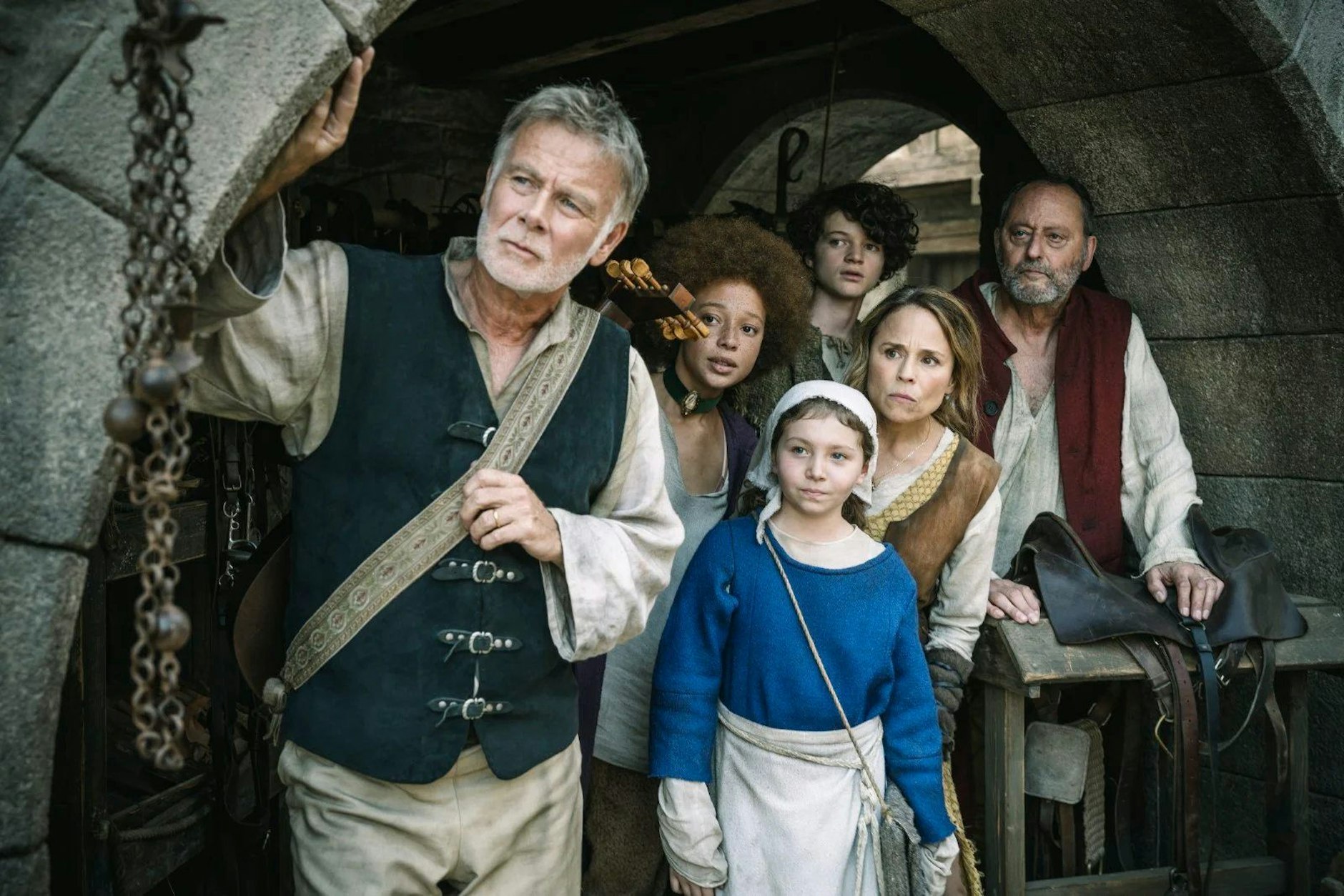 Szene aus dem neuen Netflix-Spielfilm „Die Werwölfe von Düsterwald“ mit Jean Reno (rechts)