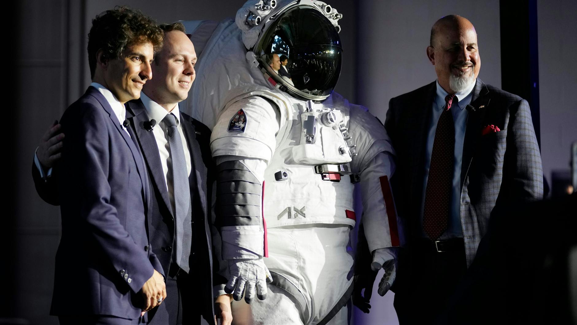 Axiom-Präsident Matt Ondler (r.), Prada-Erbe Lorenzo Bertelli (l.) und Axiom-Vize-Präsident Russell Ralstom präsentieren in der Mode-Metropole Mailand den Anzug für Astronauten. 