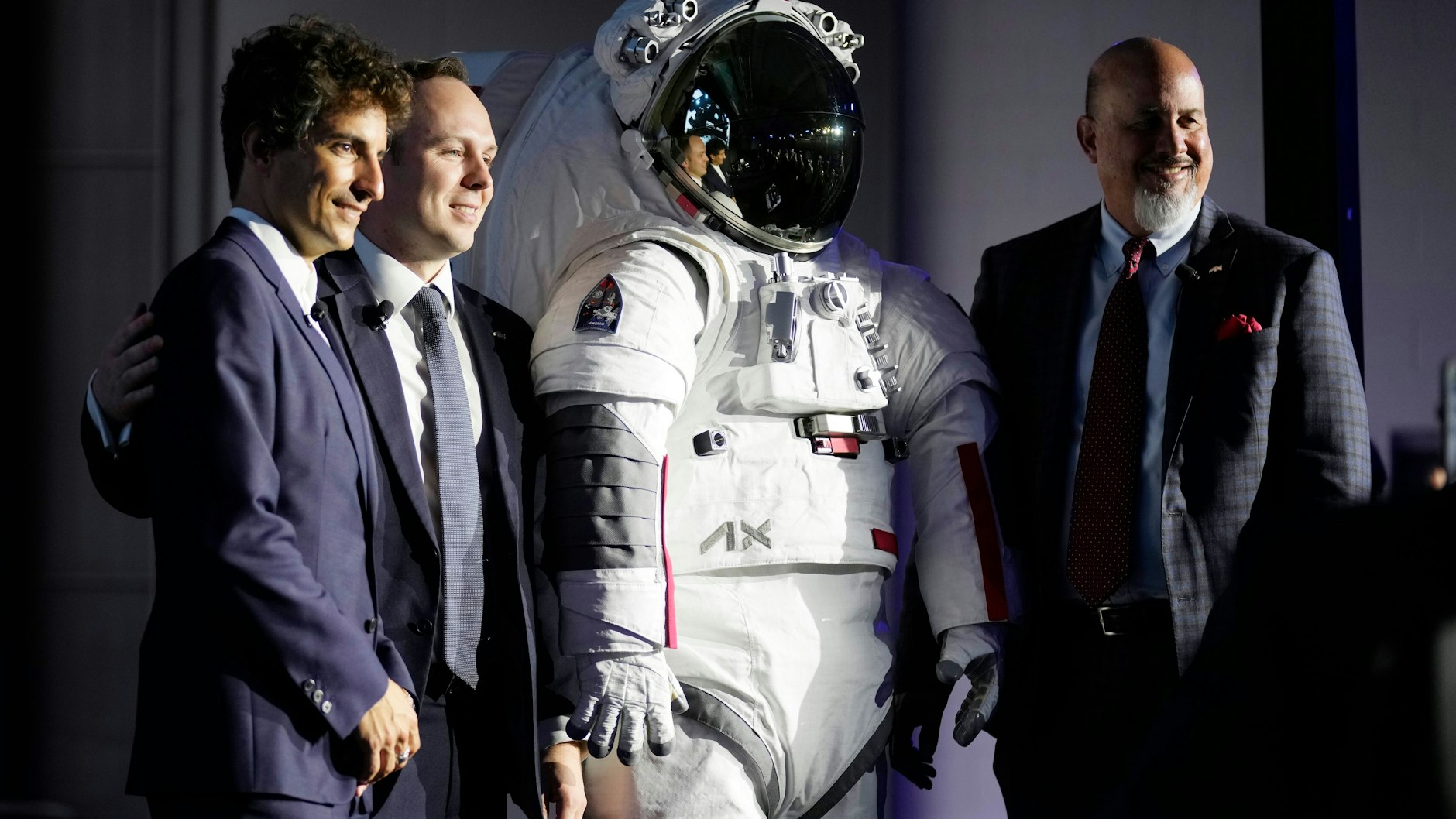Axiom-Präsident Matt Ondler (r.), Prada-Erbe Lorenzo Bertelli (l.) und Axiom-Vize-Präsident Russell Ralstom präsentieren in der Mode-Metropole Mailand den Anzug für Astronauten.&nbsp;