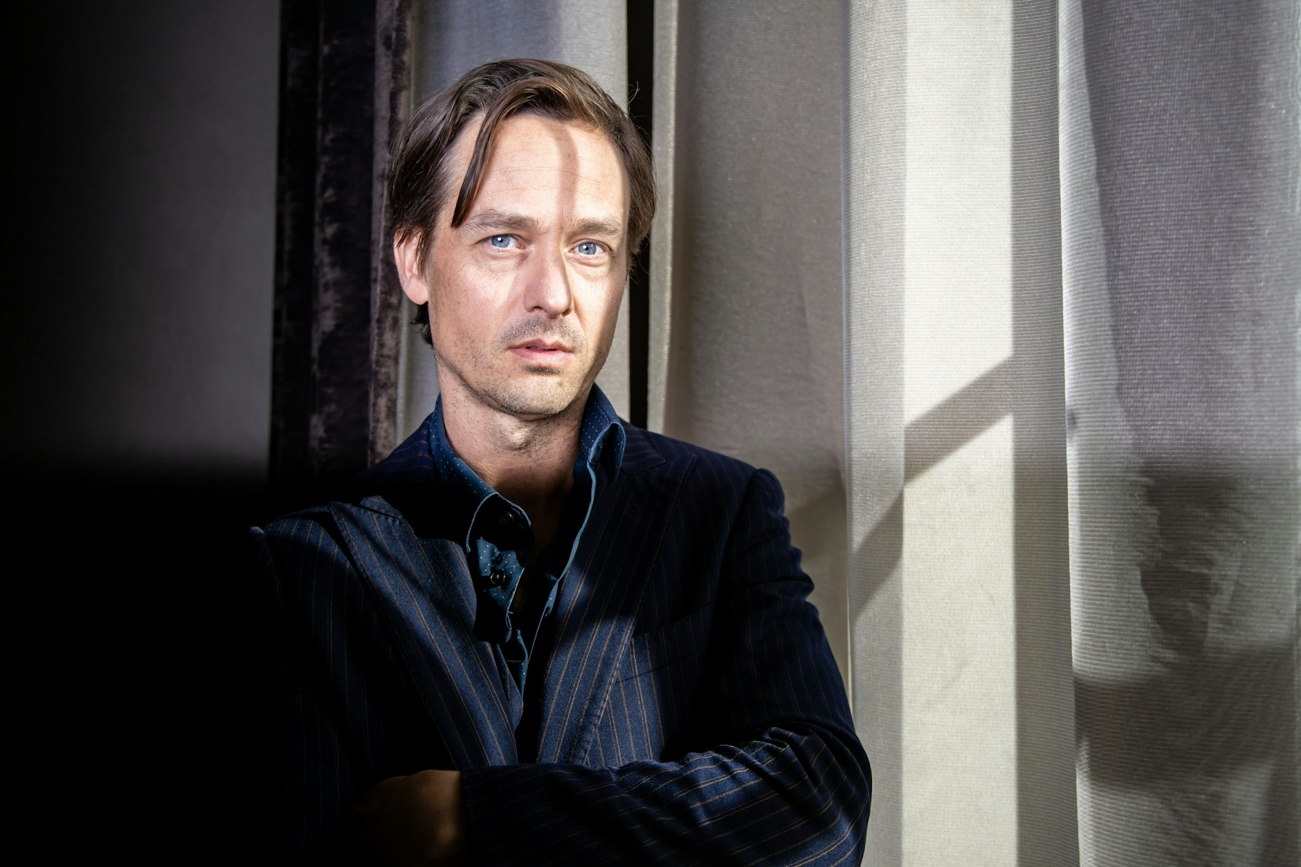 „Die Leute lieben Krimi“: Tom Schilling im Gespräch über seine neue Serie.