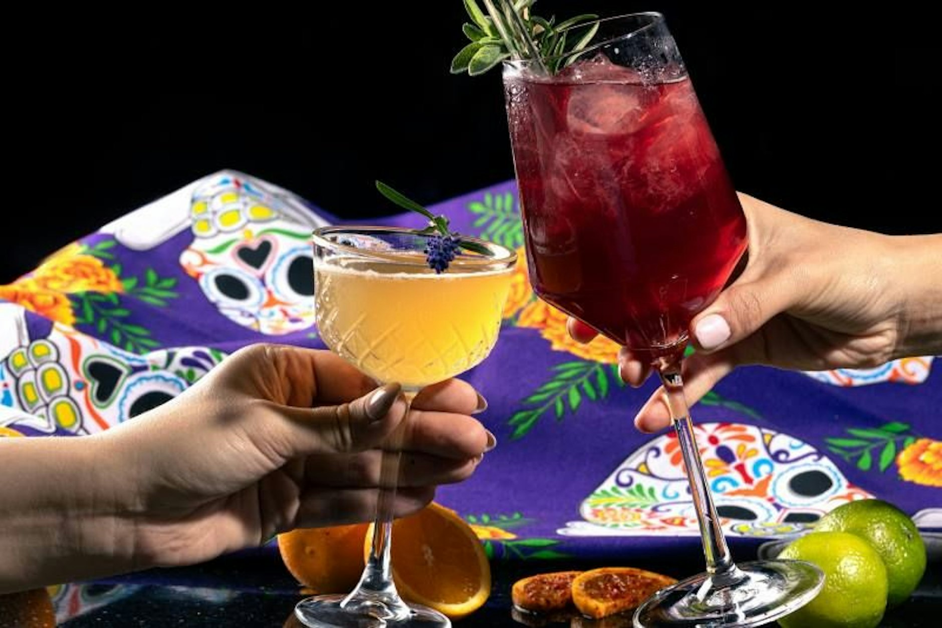 Freuen Sie sich auf exklusive Cocktails, die in Zusammenarbeit mit dem renommierten <strong>Tahona Mezcal Room</strong> des <strong>JW Marriott Mexico City</strong> kreiert wurden.