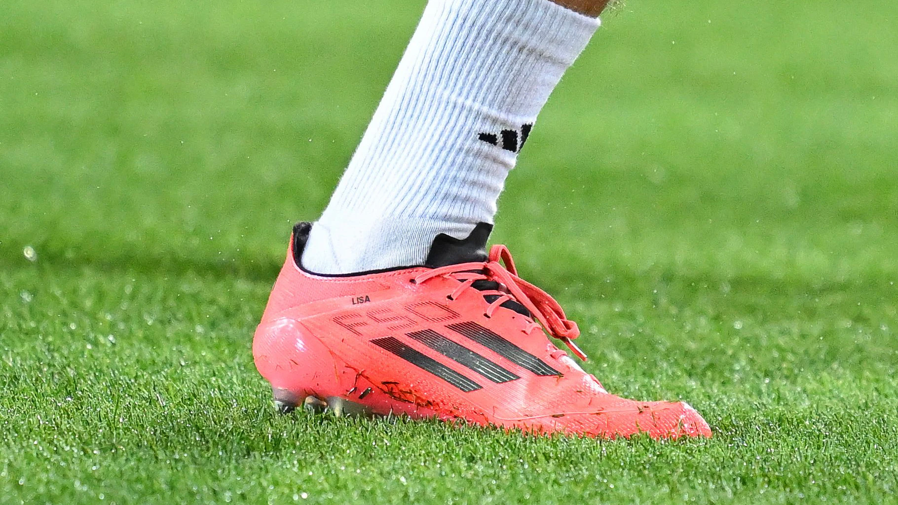 Auf dem linken Schuh trägt Thomas Müller den Namen seiner Frau Lisa.