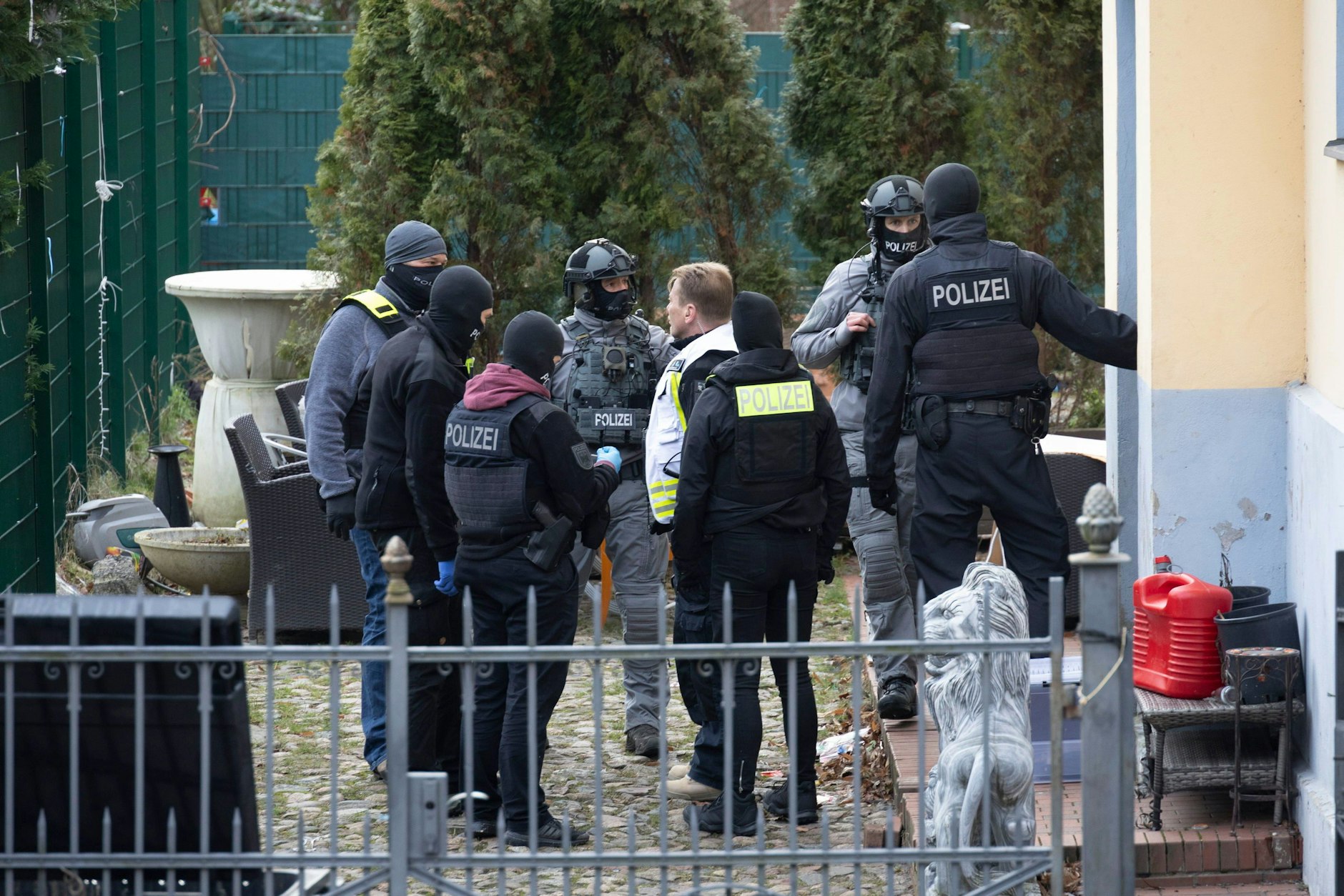 Anfang Januar durchsuchten Polizeibeamte die Villa der Familie Remmo in Alt-Buckow.