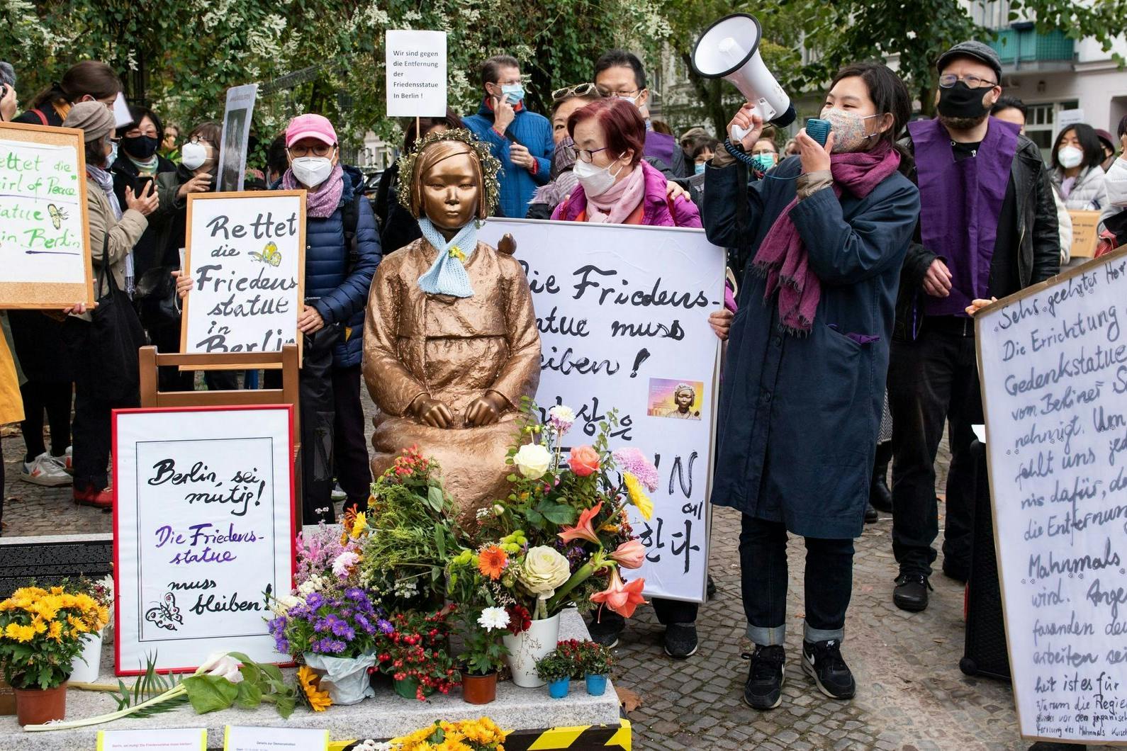 Vertreterinnen des Korea-Verbandes protestieren an der Trostfrauen-Statue in Moabit gegen deren Entfernung.