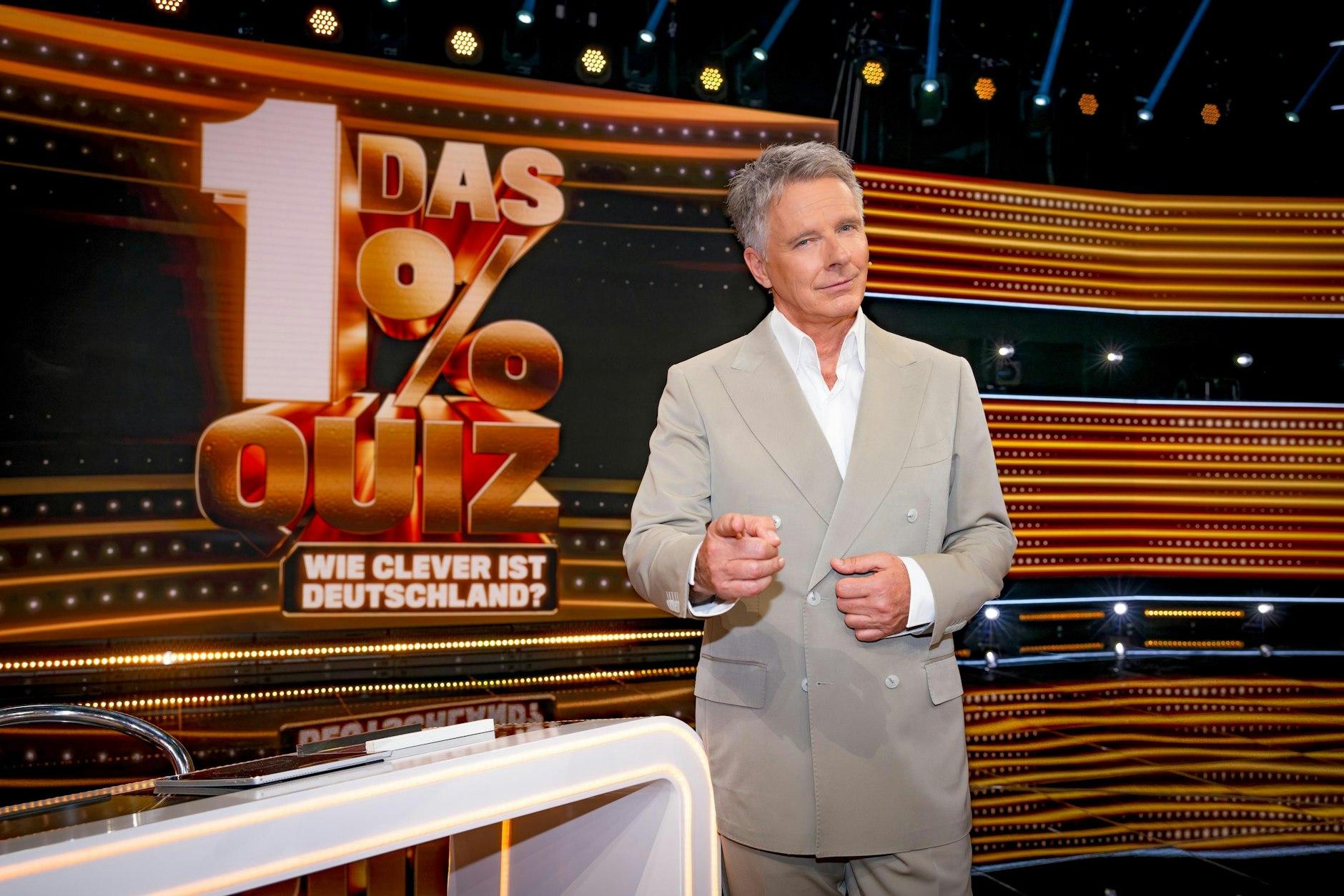 TV-Star Jörg Pilawa moderiert das „1 % Quiz“ bei Sat.1 - hier wird die Intelligenz von Kandidaten und Zuschauern auf die Probe gestellt.