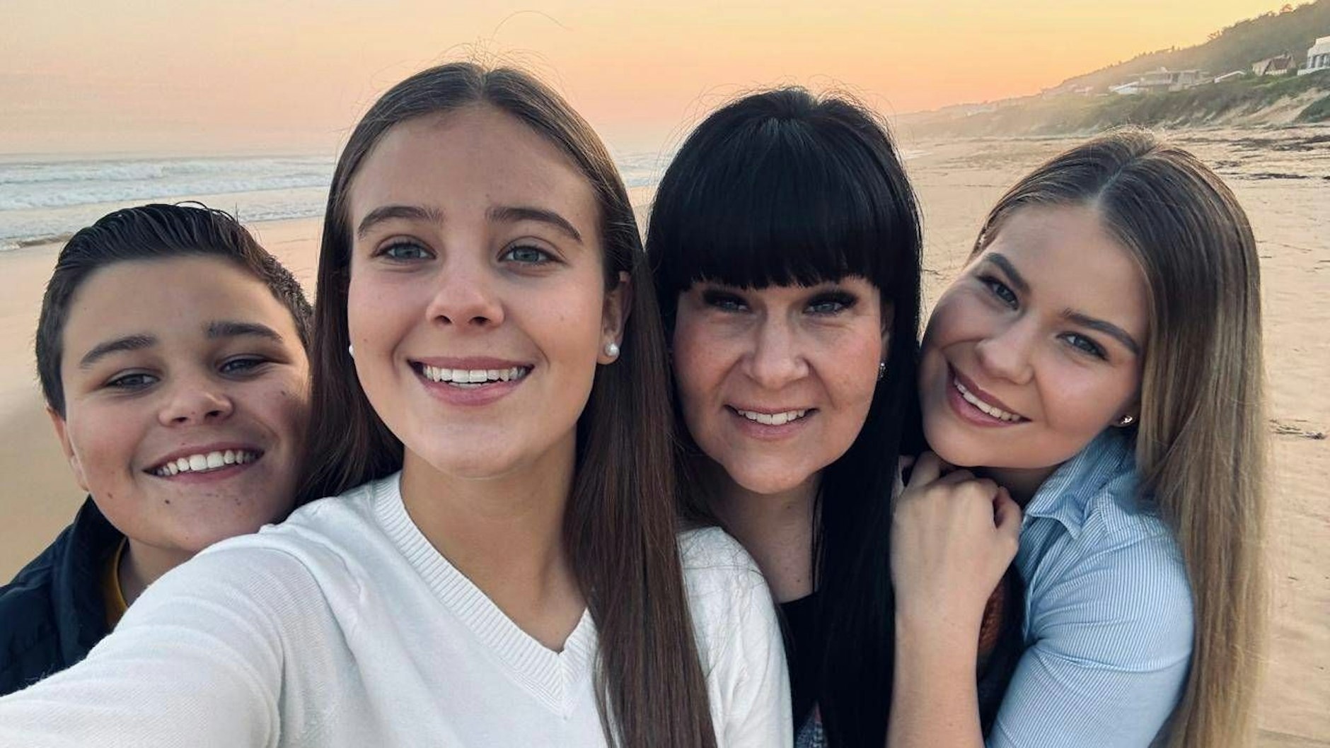 Glückliche Familie: Sohn Rossouw, die Töchter Evané und Dorijke und Mutter Doré (2.v.r.).