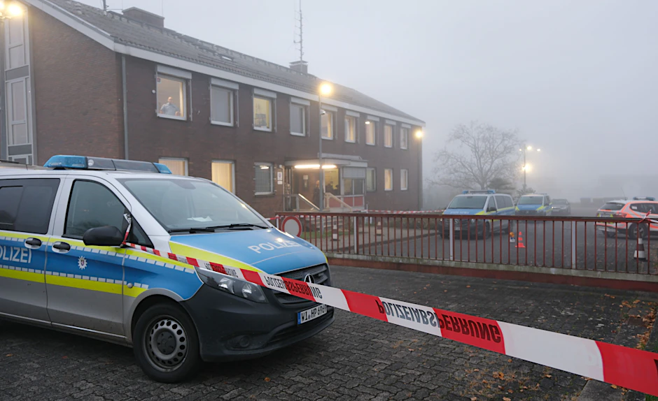 Schwalmstadt: Ein Absperrband der Polizei hängt vor der Polizeiwache in Schwalmstadt. Bei einem Polizeieinsatz ist hier eine Frau erschossen worden. 