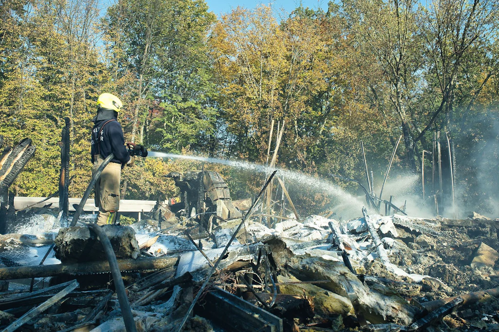 Brand im Britzer Garten: Feuerwehr fährt auf dem Zahnfleisch