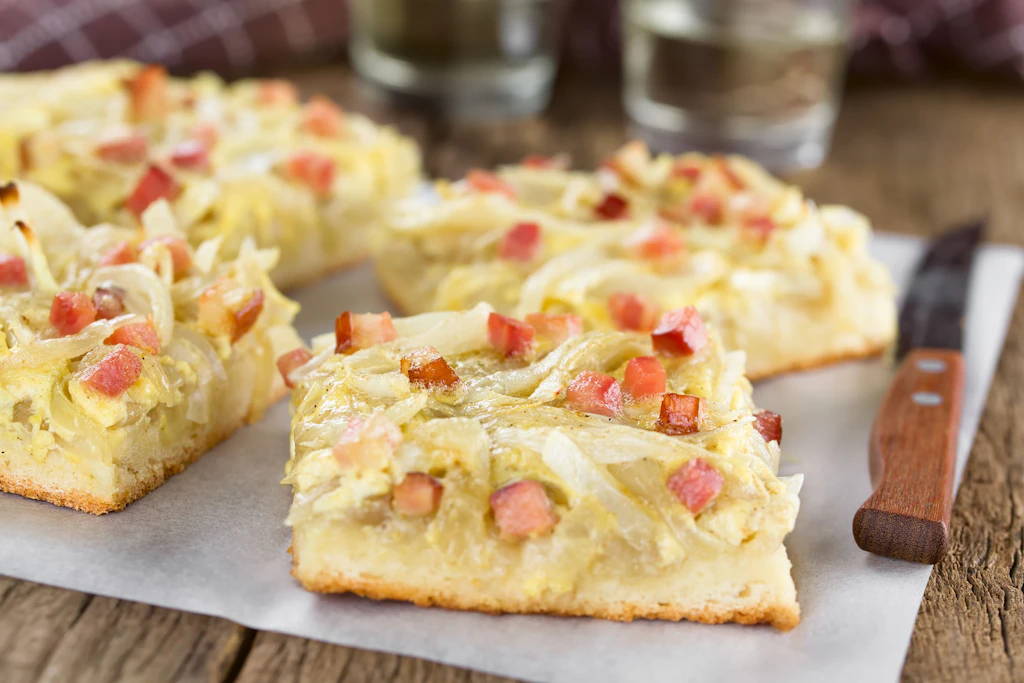 Saftiger Zwiebelkuchen mit Speck frisch vom Blech – das geniale Rezept